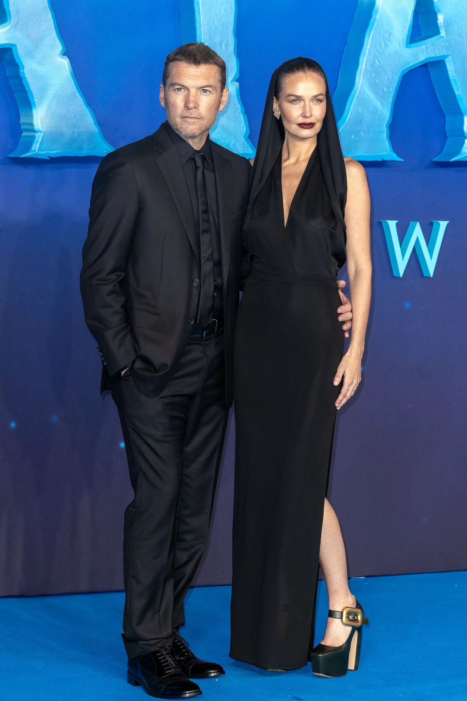 Сэм Уортингтон с женой Ларой на мировой премьере фильма «Аватар: Путь воды» в Лондоне, 6 декабря 2022 г.