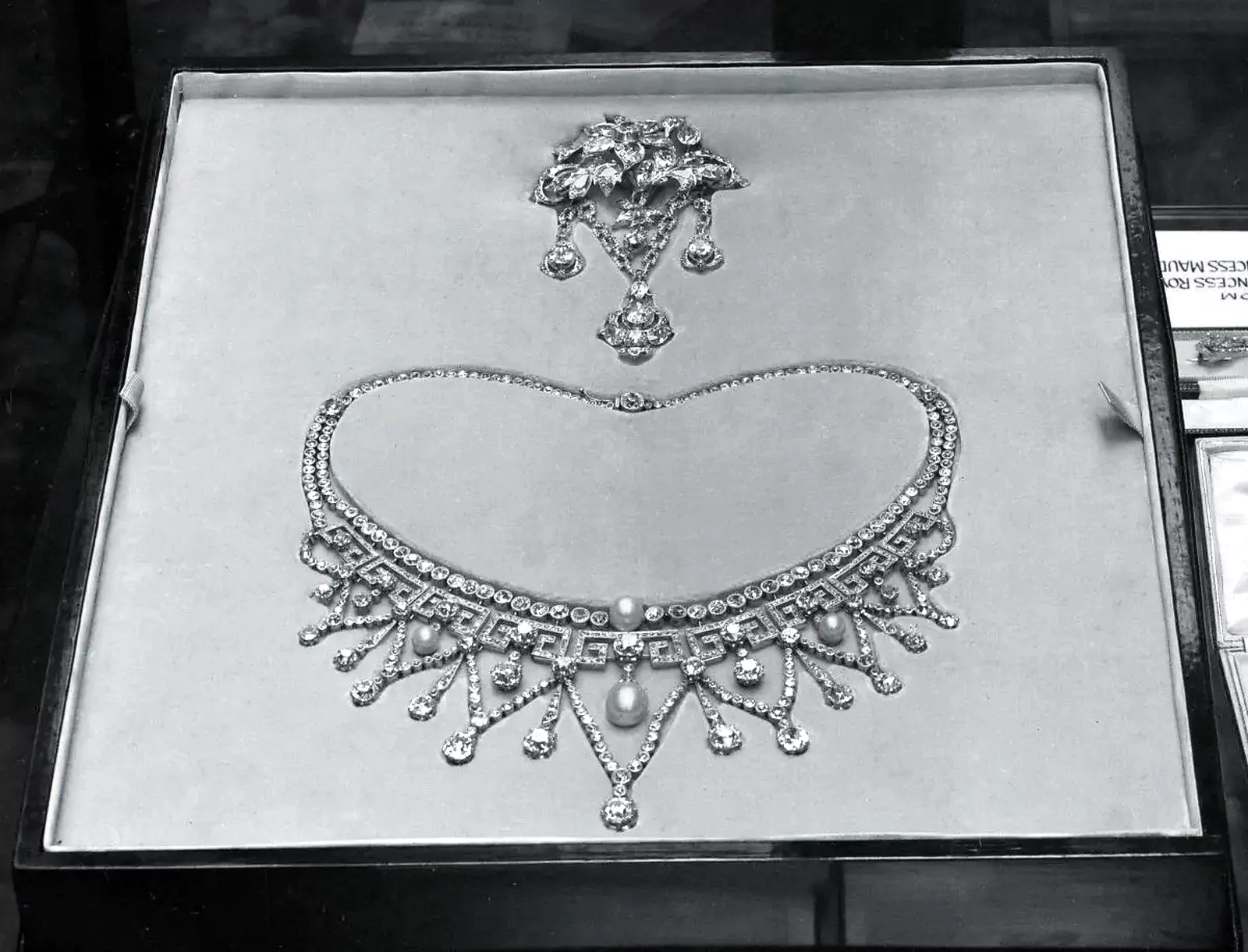 Ожерелье от придворных ювелиров Garrard & Co.