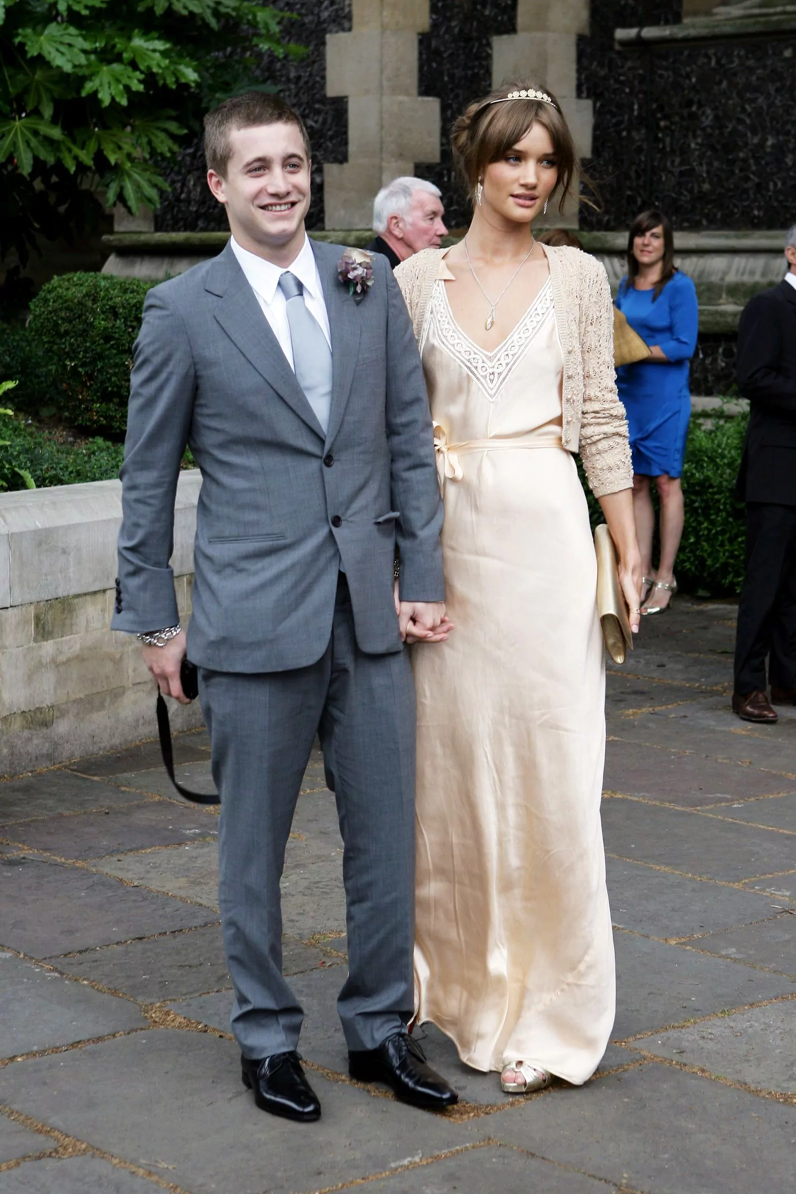 Тайрон Вуд и Роузи Хантингтон-Уайтли на свадьбе Лии Вуд и Джека Макдональда в Лондоне, 21 июня 2008 г.
