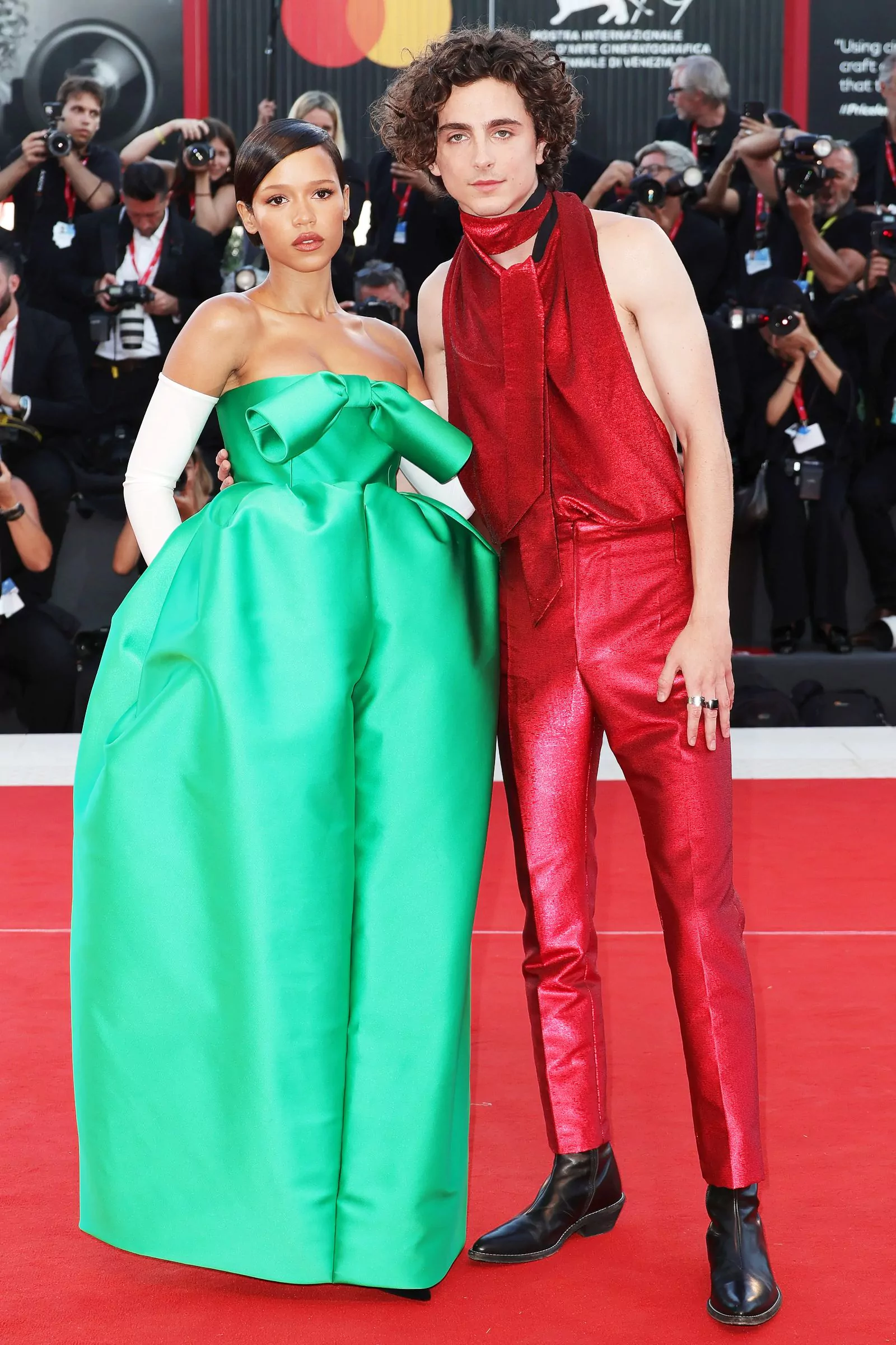 Тейлор Расселл и Тимоти Шаламе на красной дорожке фильма «Целиком и полностью» на 79-м Венецианском международном кинофестивале, 2 сентября 2022 г., фото 1
