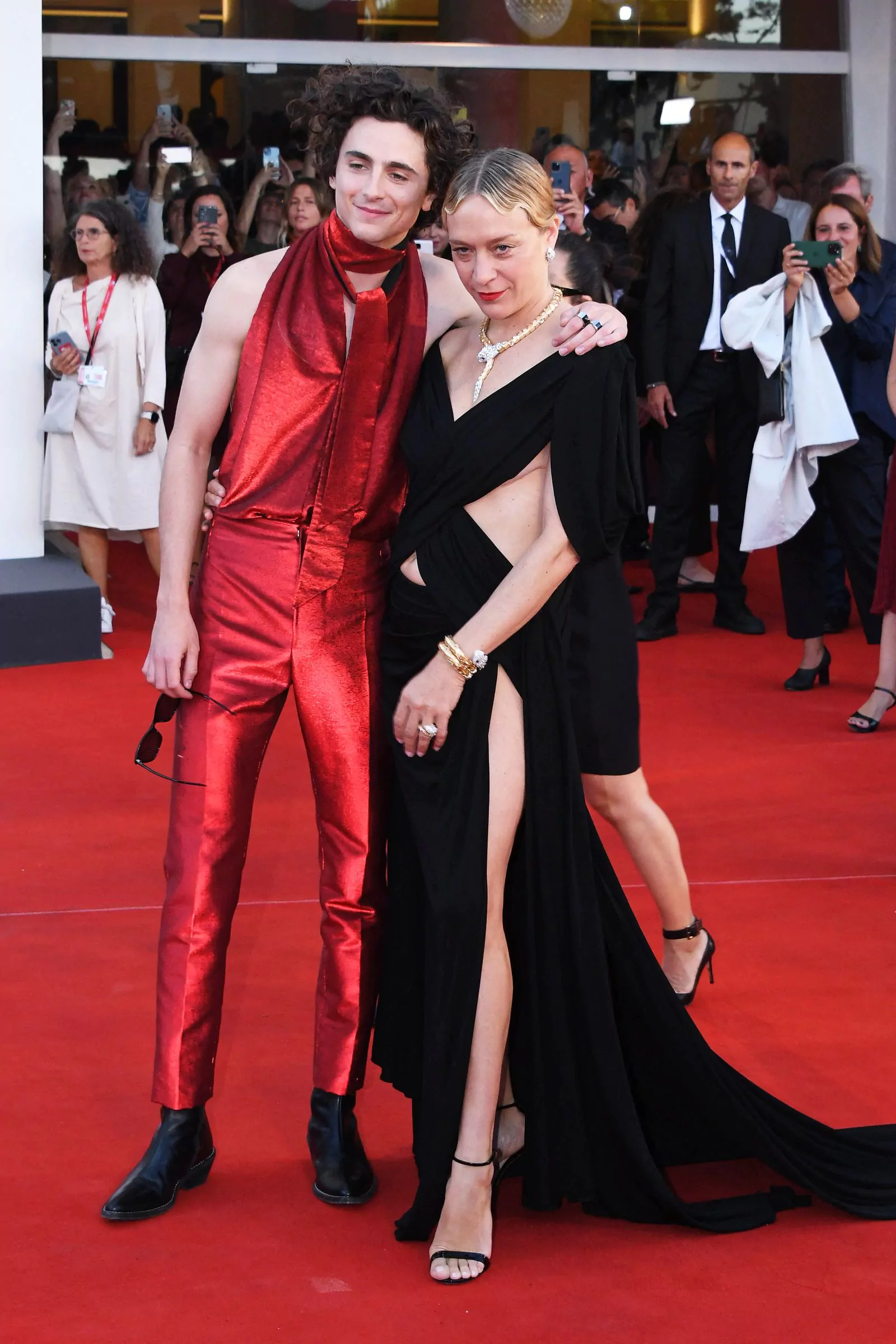 Тимоти Шаламе и Хлоя Севиньи на красной дорожке фильма «Целиком и полностью» на 79-м Венецианском международном кинофестивале, 2 сентября 2022 г.