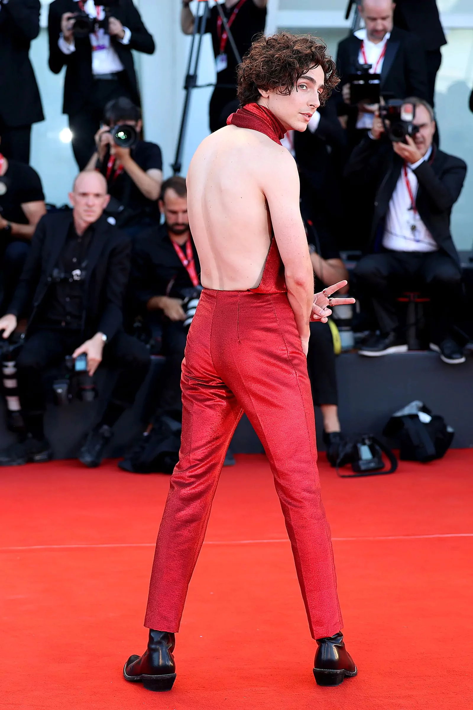 Тимоти Шаламе на красной дорожке фильма «Целиком и полностью» на 79-м Венецианском международном кинофестивале, 2 сентября 2022 г., фото 1