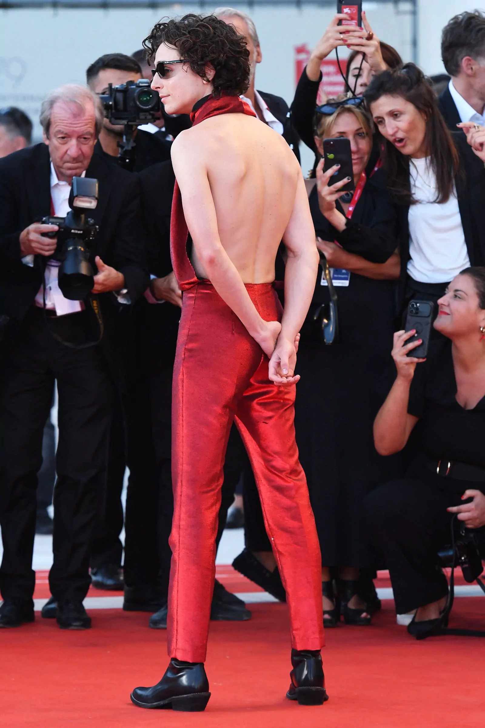 Тимоти Шаламе на красной дорожке фильма «Целиком и полностью» на 79-м Венецианском международном кинофестивале, 2 сентября 2022 г., фото 4