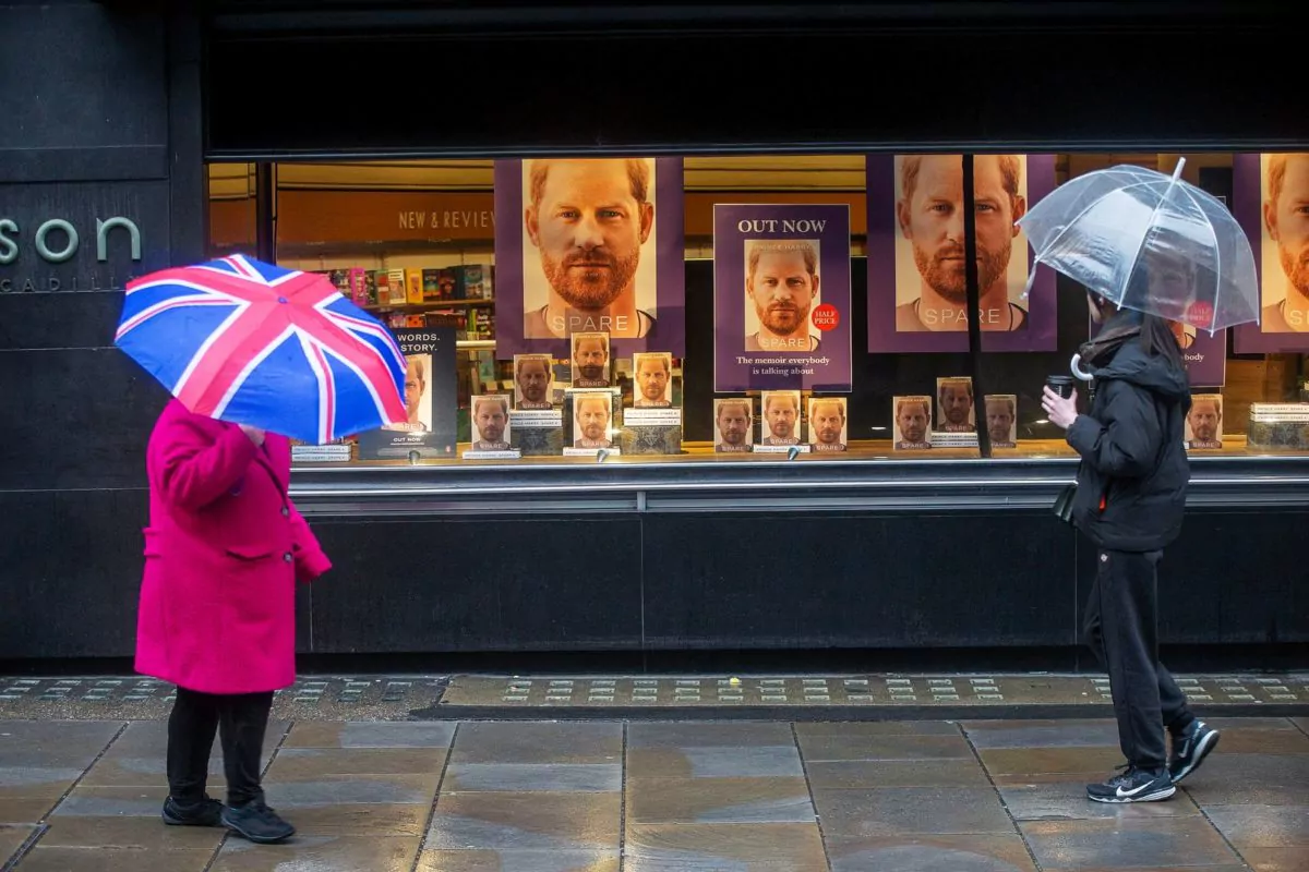 Витрина книжного магазина в центре Лондона, где можно увидеть книгу принца Гарри «Spare», 10 января 2023 г., фото 3