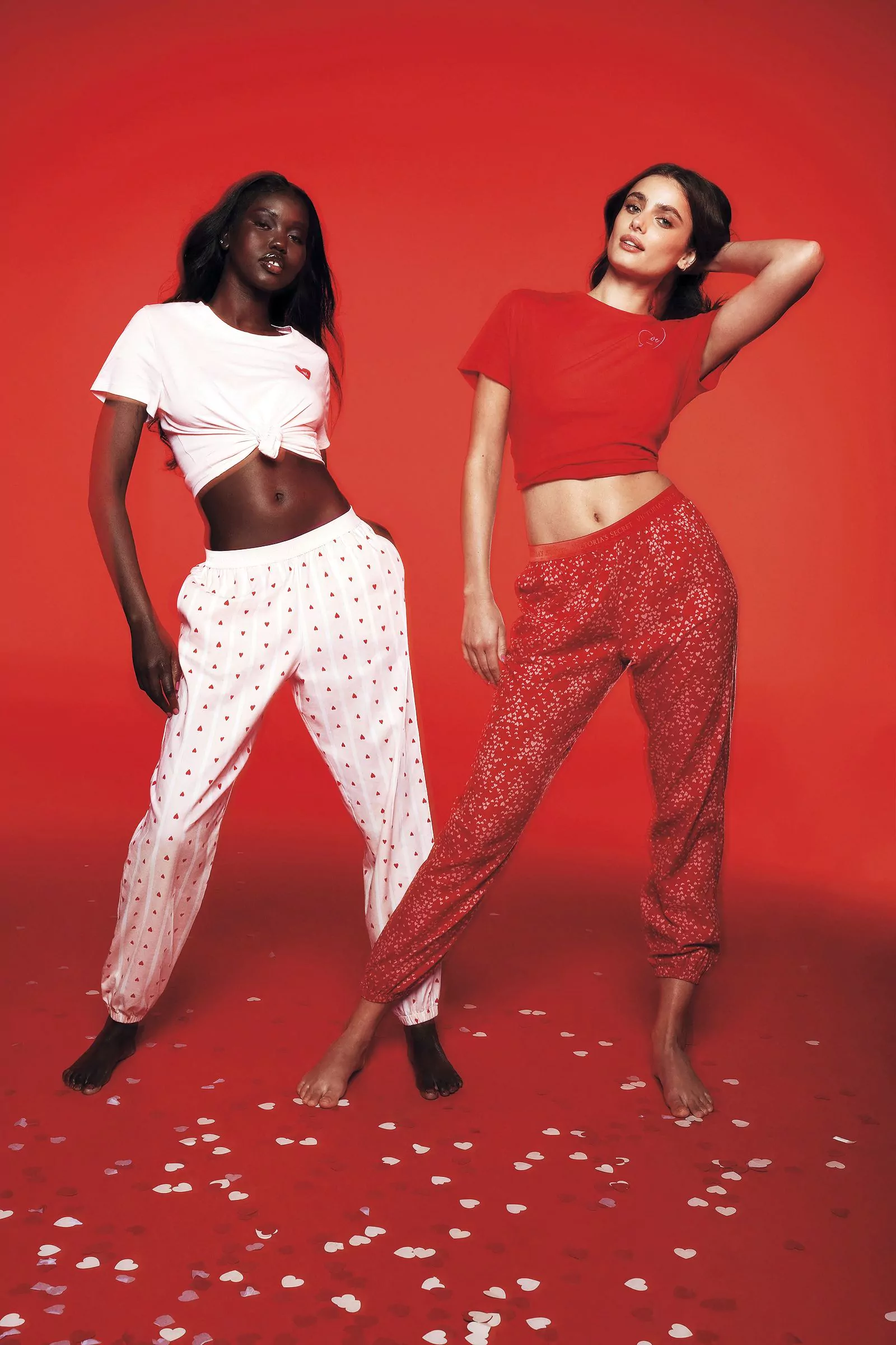 Адут Акеч и Тейлор Хилл в рекламной кампании Victoria’s Secret ко Дню святого Валентина 2023
