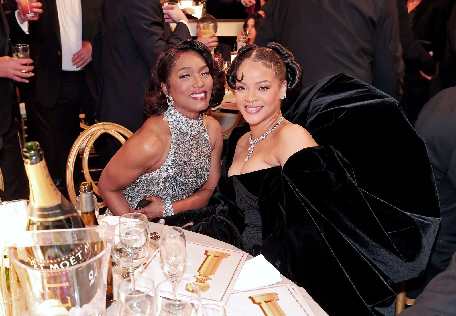 Анджела Бассетт и Рианна на 80-й церемонии вручения премии Golden Globe Awards 2023, 10 января 2023 г.