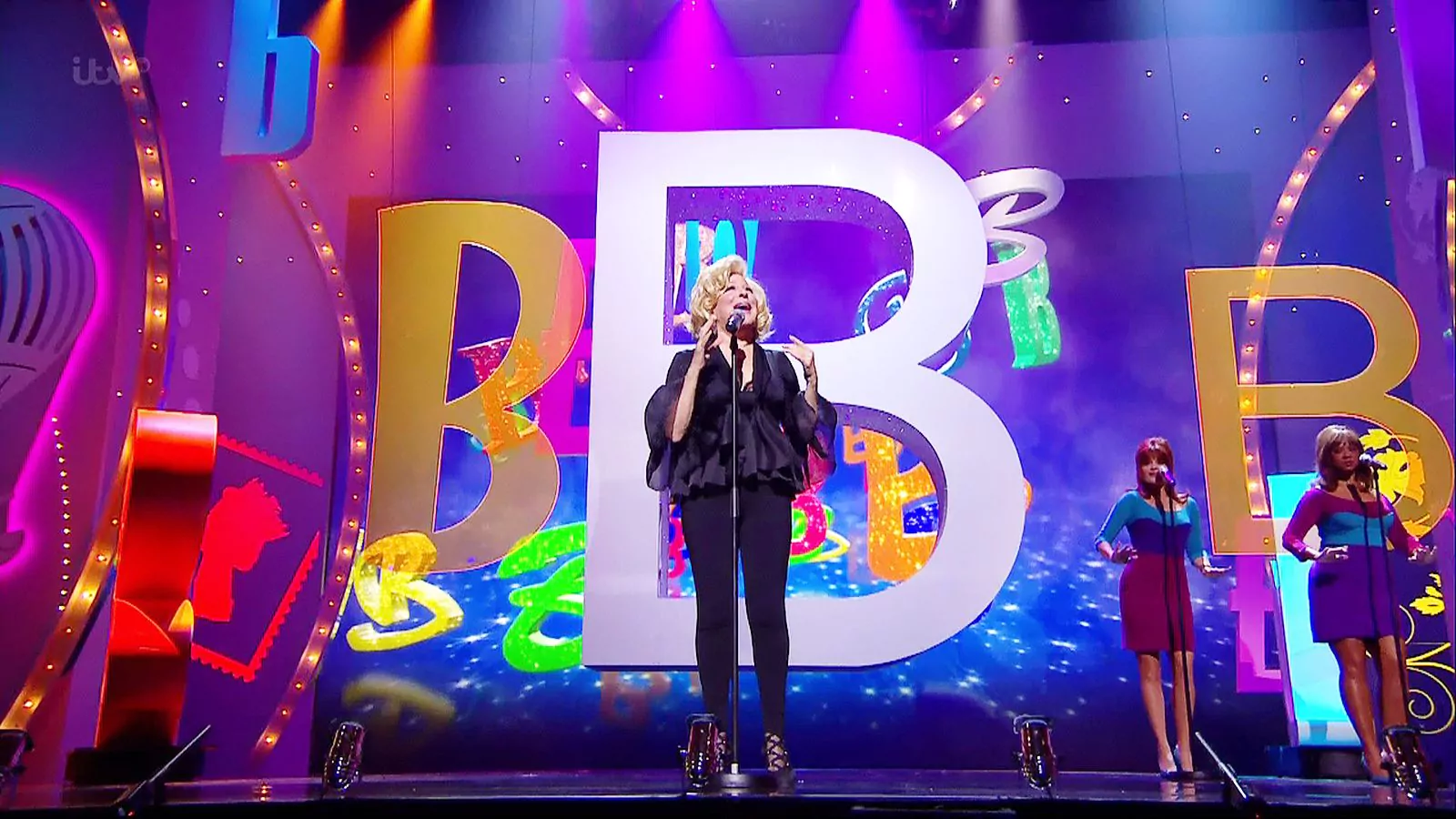 Бетт Мидлер исполняет песню «Be My Baby» на шоу «Royal Variety Performance 2014», 17 декабря 2014 г.