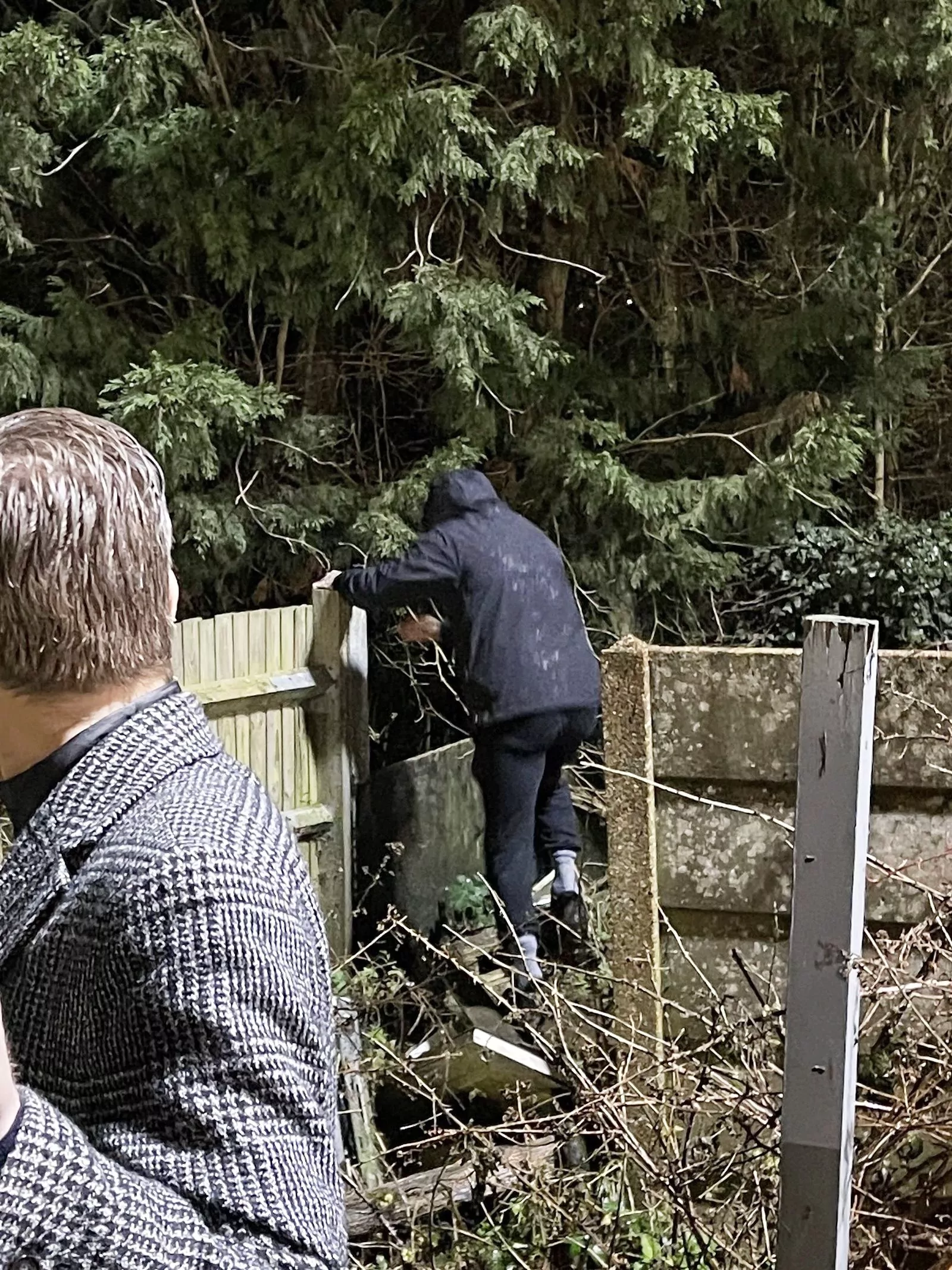 Дэвид Бекхэм перелезает через забор, спасаясь от фанатов, 10 января 2023 г.