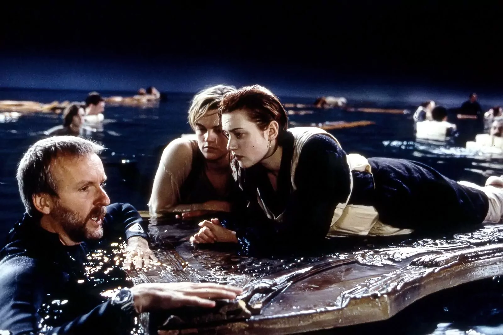Джеймс Кэмерон, Леонардо Ди Каприо и Кейт Уинслет на съемочной площадке фильма «Титаник», 1997 г.