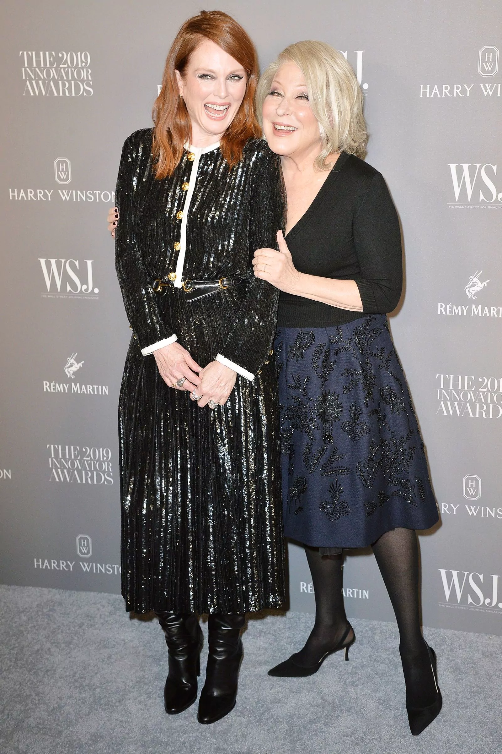 Джулианна Мур и Бетт Мидлер на церемонии вручения премии Wall Street Journal 2019 в Нью-Йорке, 6 ноября 2019 г.