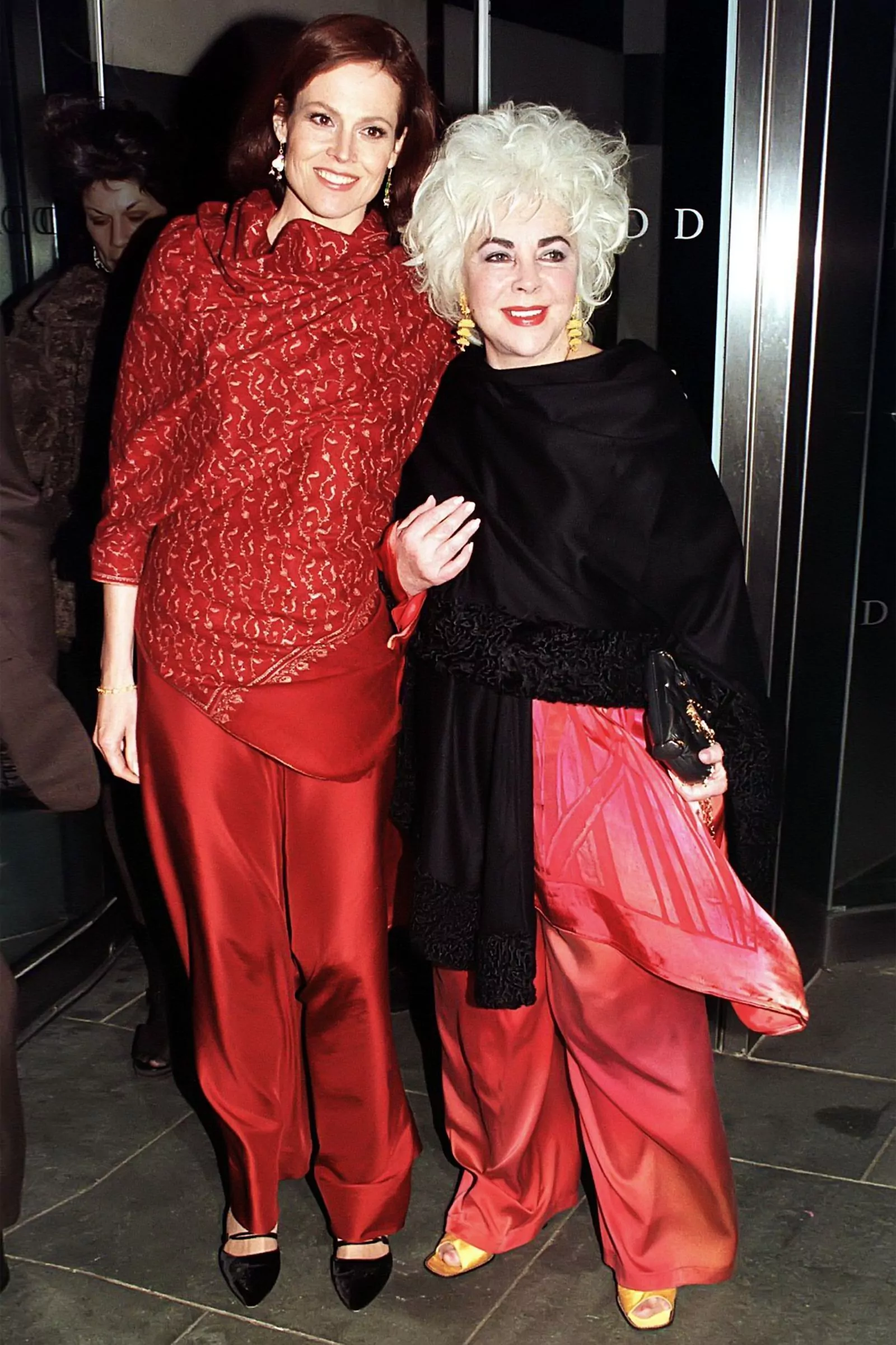Элизабет Тейлор и Сигурни Уивер на аукционе Christie's в помощь благотворительной организации amfAR, 15 марта 1999 г.