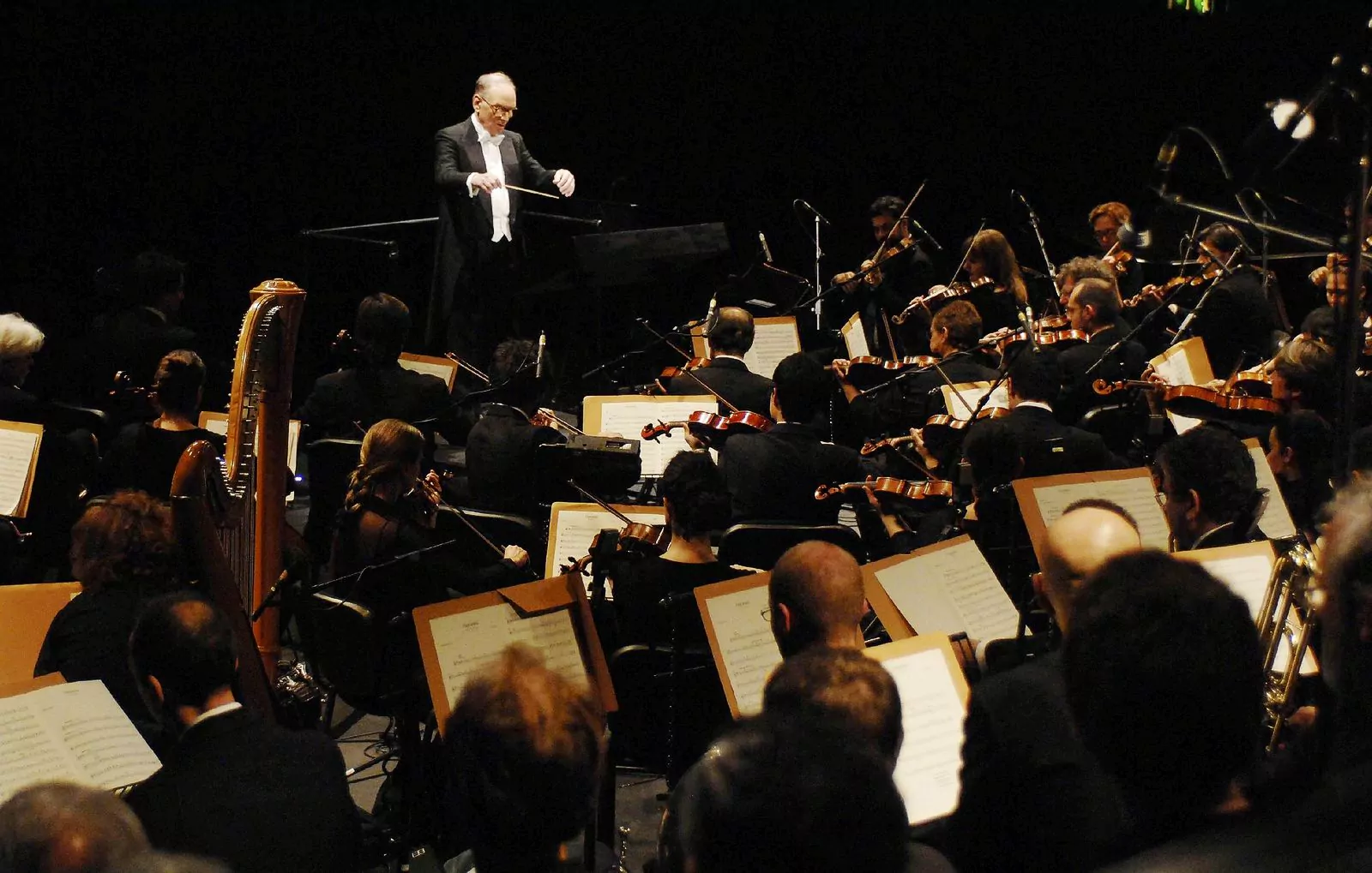 Эннио Морриконе исполняет свои классические партитуры к фильмам в театре Хаммерсмит Аполлон в Лондоне, 1 декабря 2006 г.