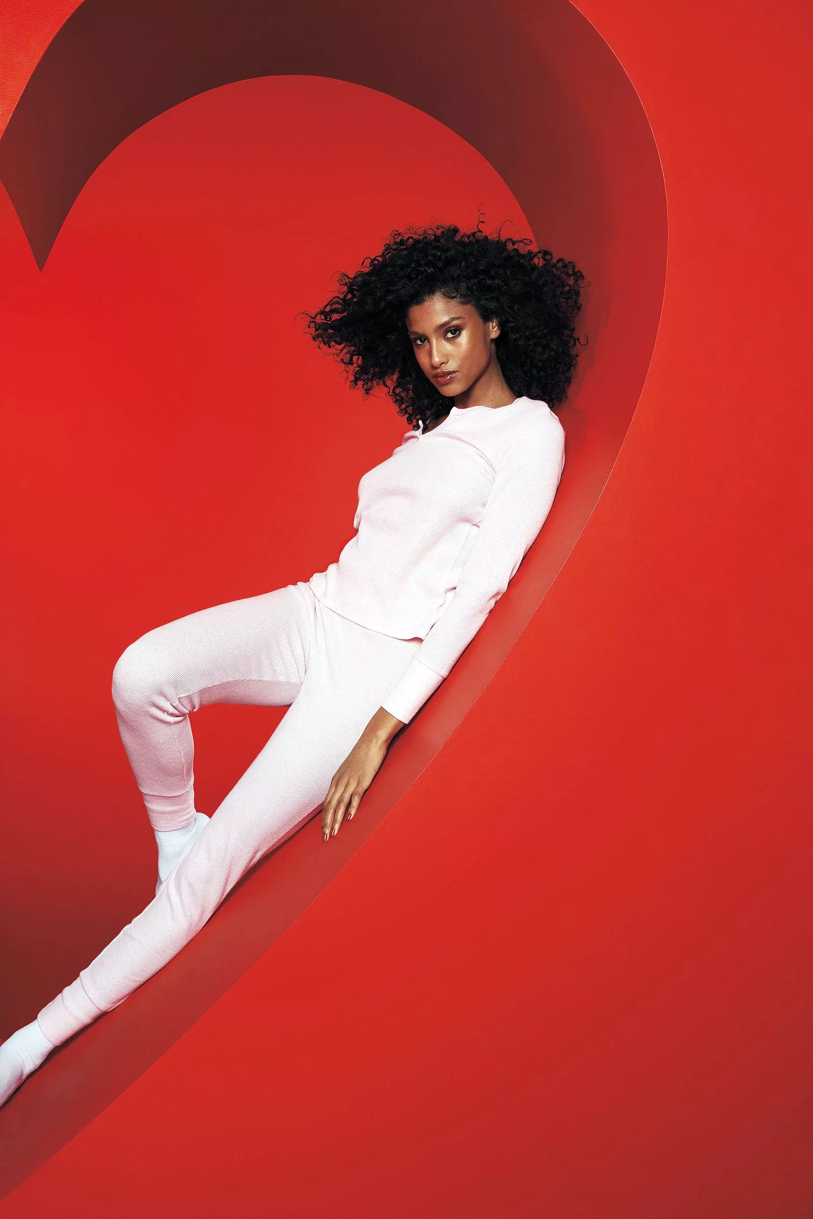 Имаан Хаммам в рекламной кампании Victoria’s Secret ко Дню святого Валентина 2023, фото 1