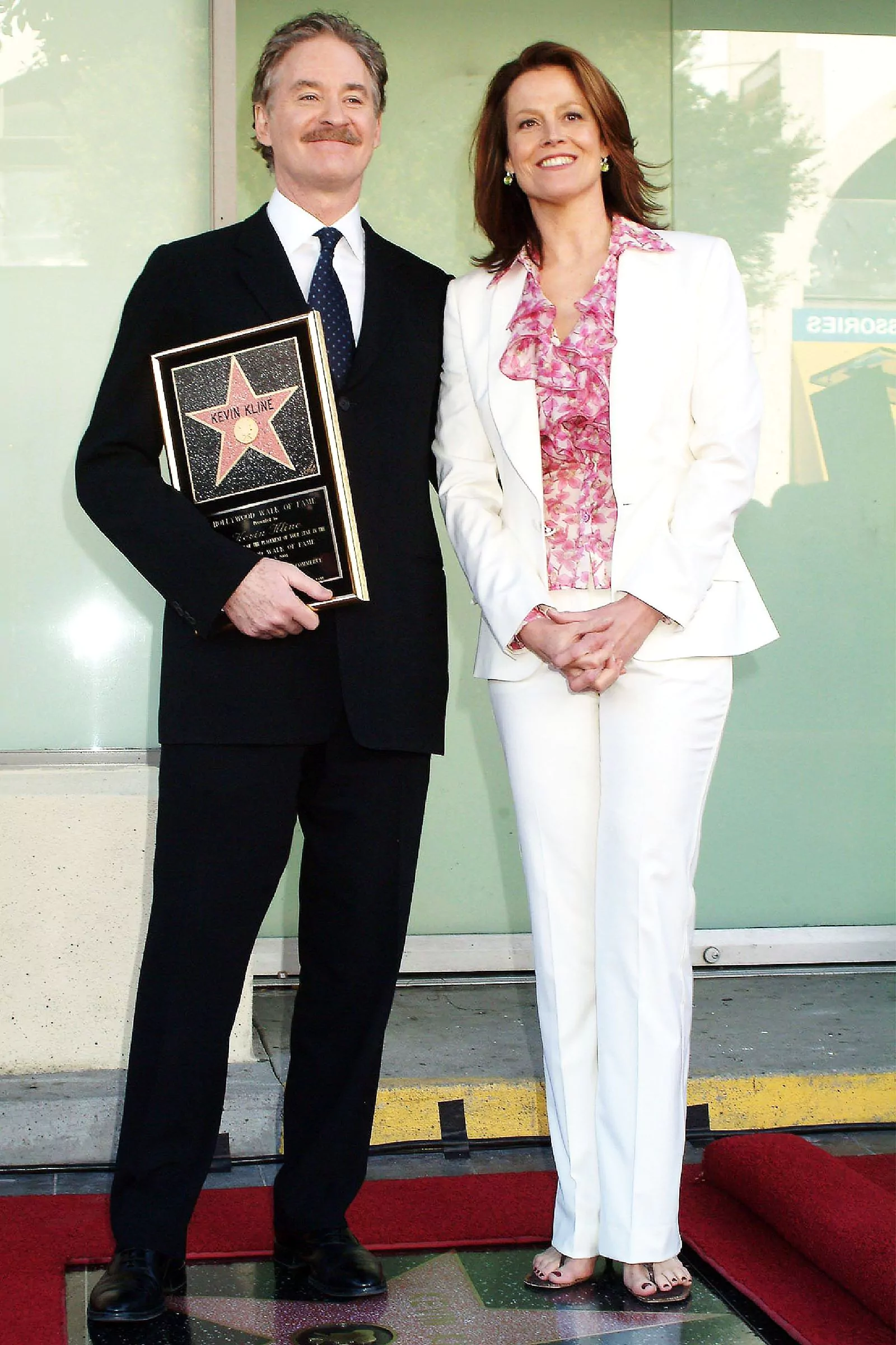 Кевин Клайн и Сигурни Уивер на церемонии награждения актеров звездой на Голливудской аллее славы, 3 декабря 2004 г.