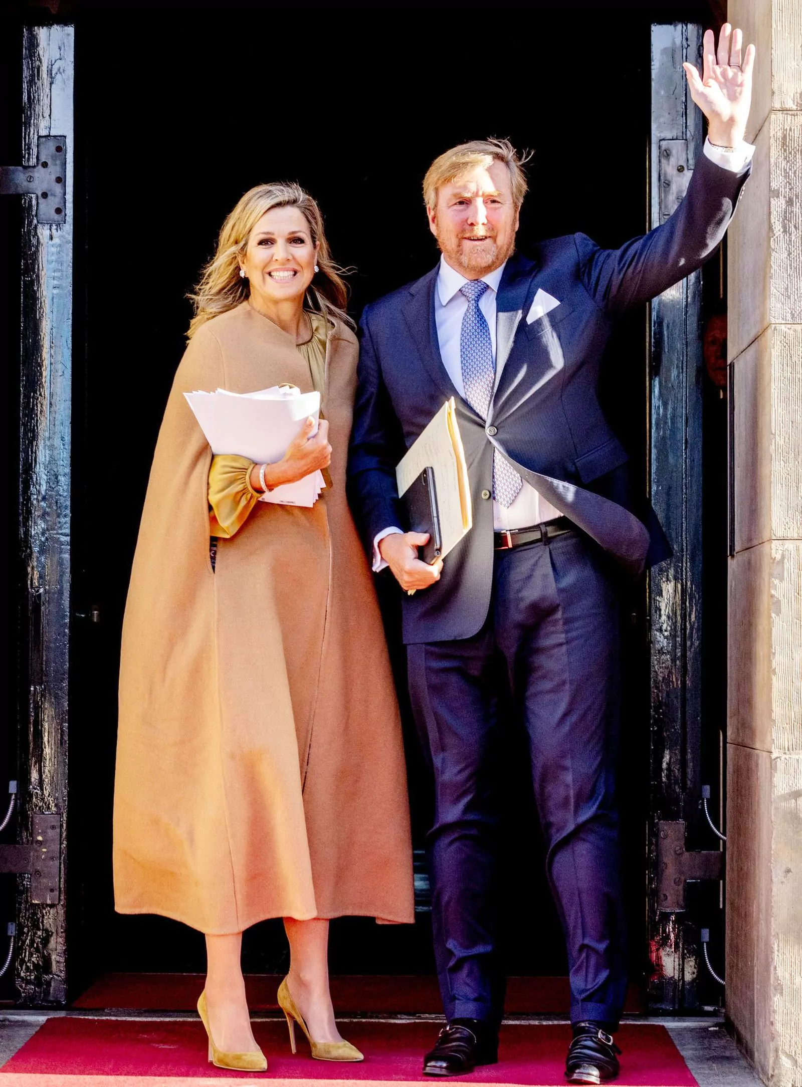 Король Нидерландов Виллем-Александр с женой Максимой прибывают в Королевский дворец в Амстердаме на первый новогодний прием, 17 января 2023 г.