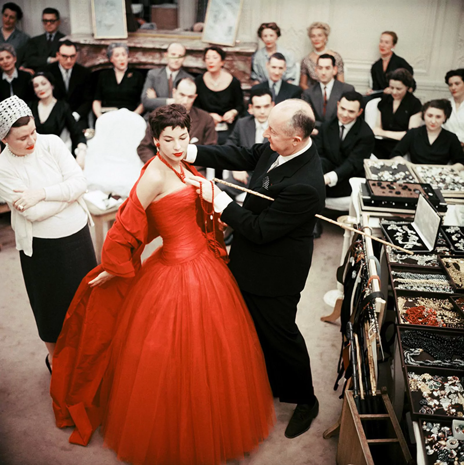 Кристиан Диор готовит модель Виктуар к выходу на дефиле Christian Dior Haute couture 1953-го года