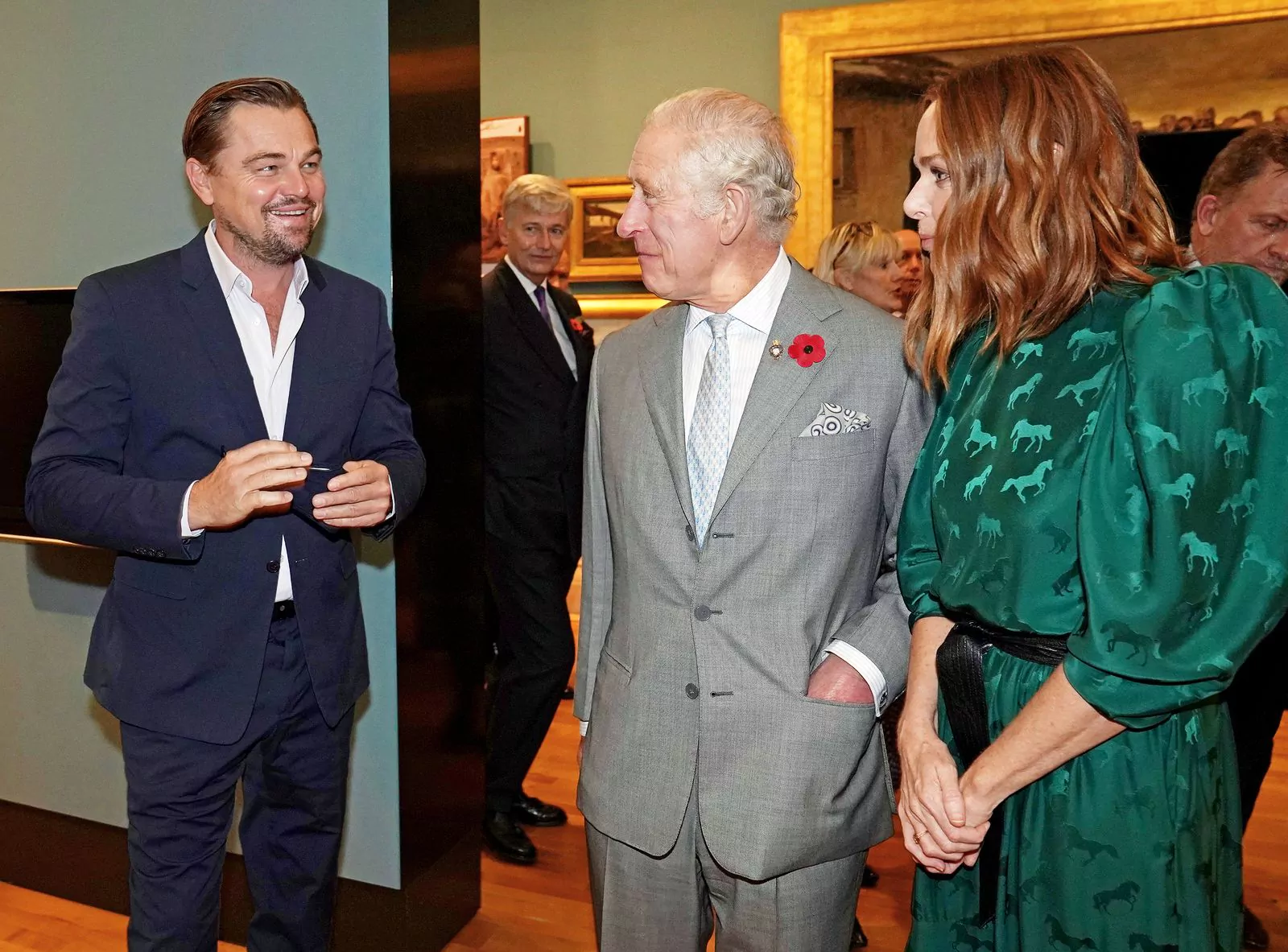 Леонардо Ди Каприо, принц Чарльз и Стелла Маккартни в художественной галерее и музее Келвингроув, Великобритания, 3 ноября 2021 г.