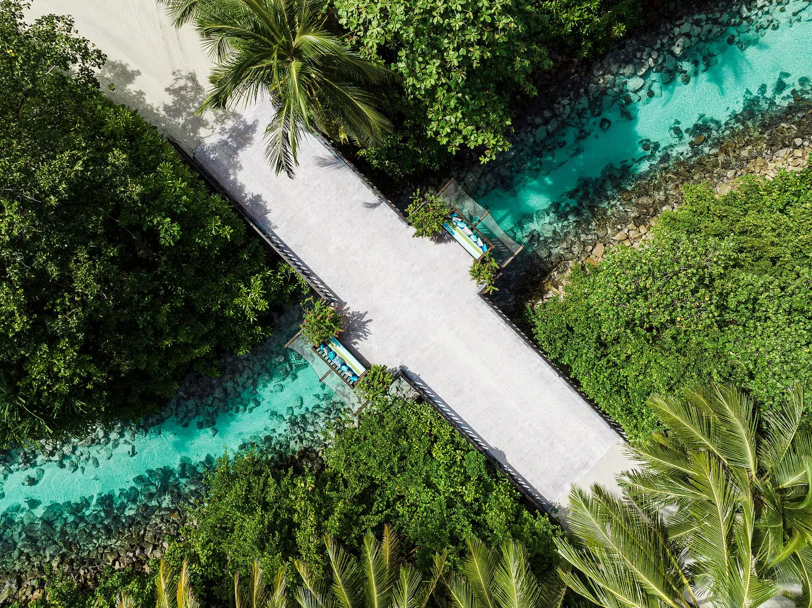 Мост через реку на мальдивском курорте One&Only Reethi Rah