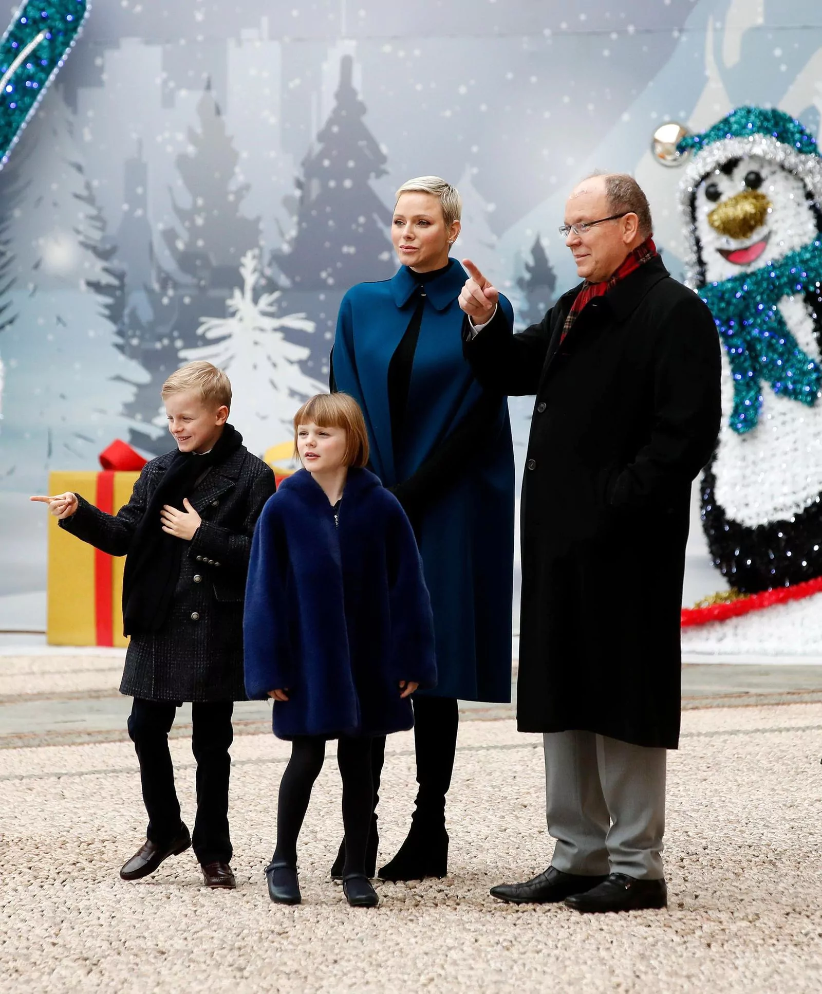 Принцесса Монако Шарлин, принц Монако Альбер II, принц Жак и принцесса Габриэлла на Рождественской елке во дворце Монако, 14 декабря 2022 г.