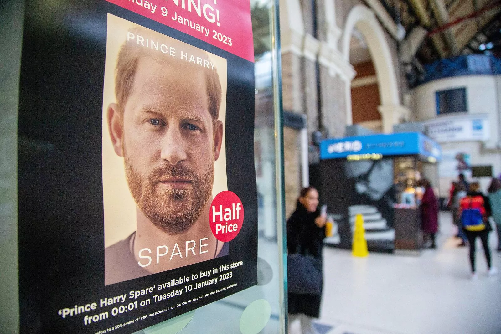 Рекламный плакат книги принца Гарри «Spare» в витрине лондонского книжного магазина, 9 января 2023 г.