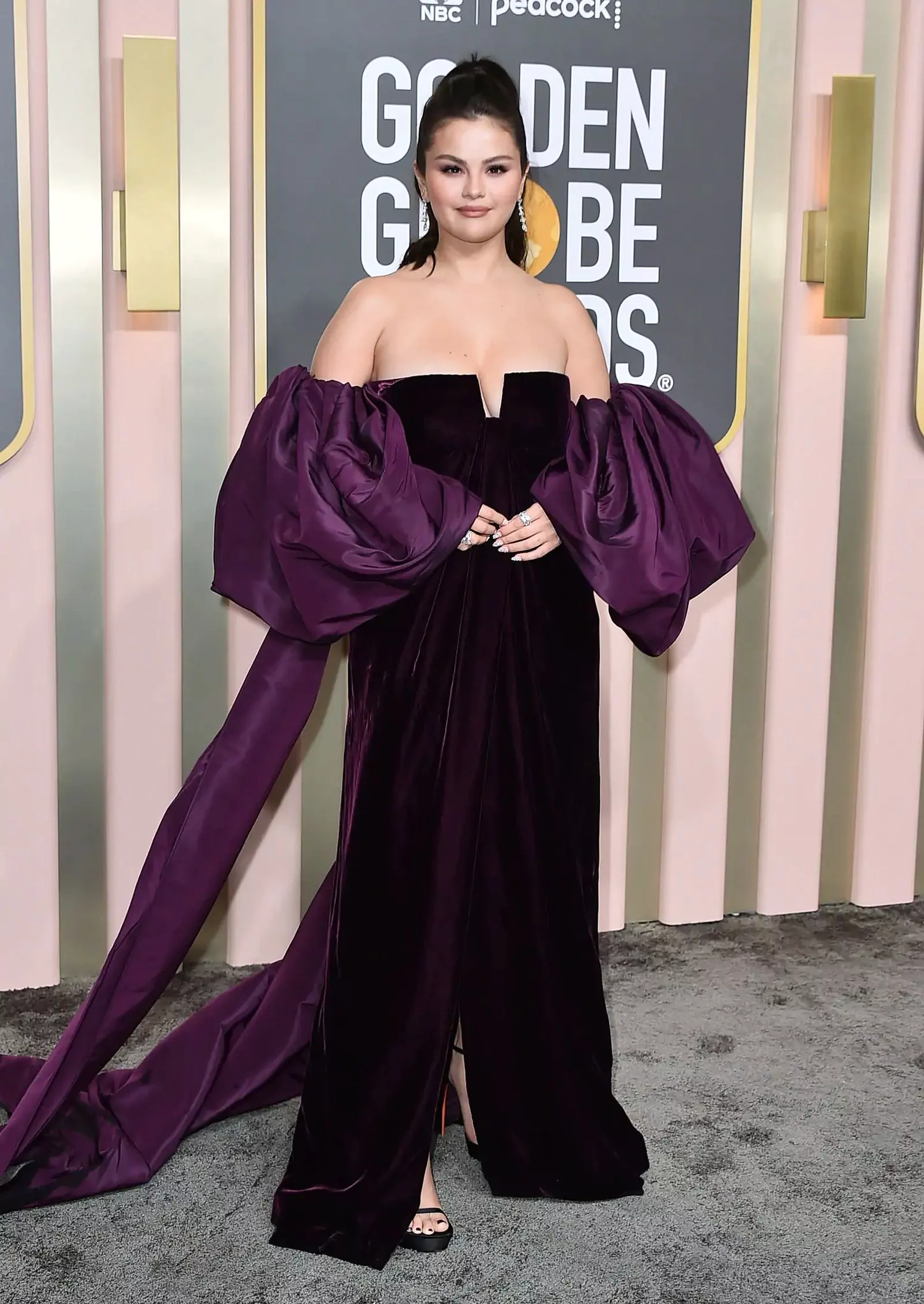 Селена Гомес в Valentino на 80-й церемонии вручения премии Golden Globe Awards 2023 в Беверли-Хиллз, 10 января 2023 г.