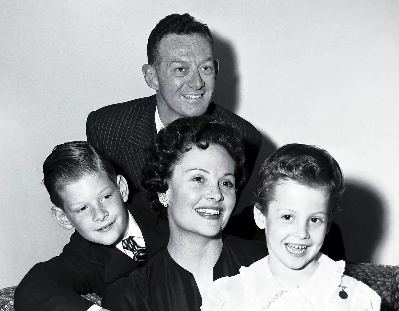 Сигурни Уивер с родителями Элизабет Инглис и Сильвестром Пэт Уивером и братом Траяном Уивером, 1955 г.