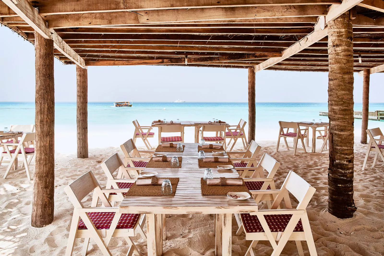 Пляжный ресторан Crab Shack в отеле Finolhu Baa Atoll Maldives, Мальдивы