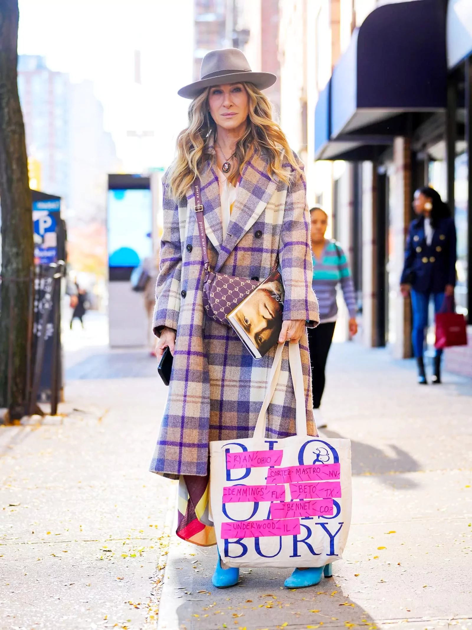 Сара Джессика Паркер на съемках второго сезона сериала «И просто так…» в Нью-Йорке, 2 ноября 2022 г., фото 1