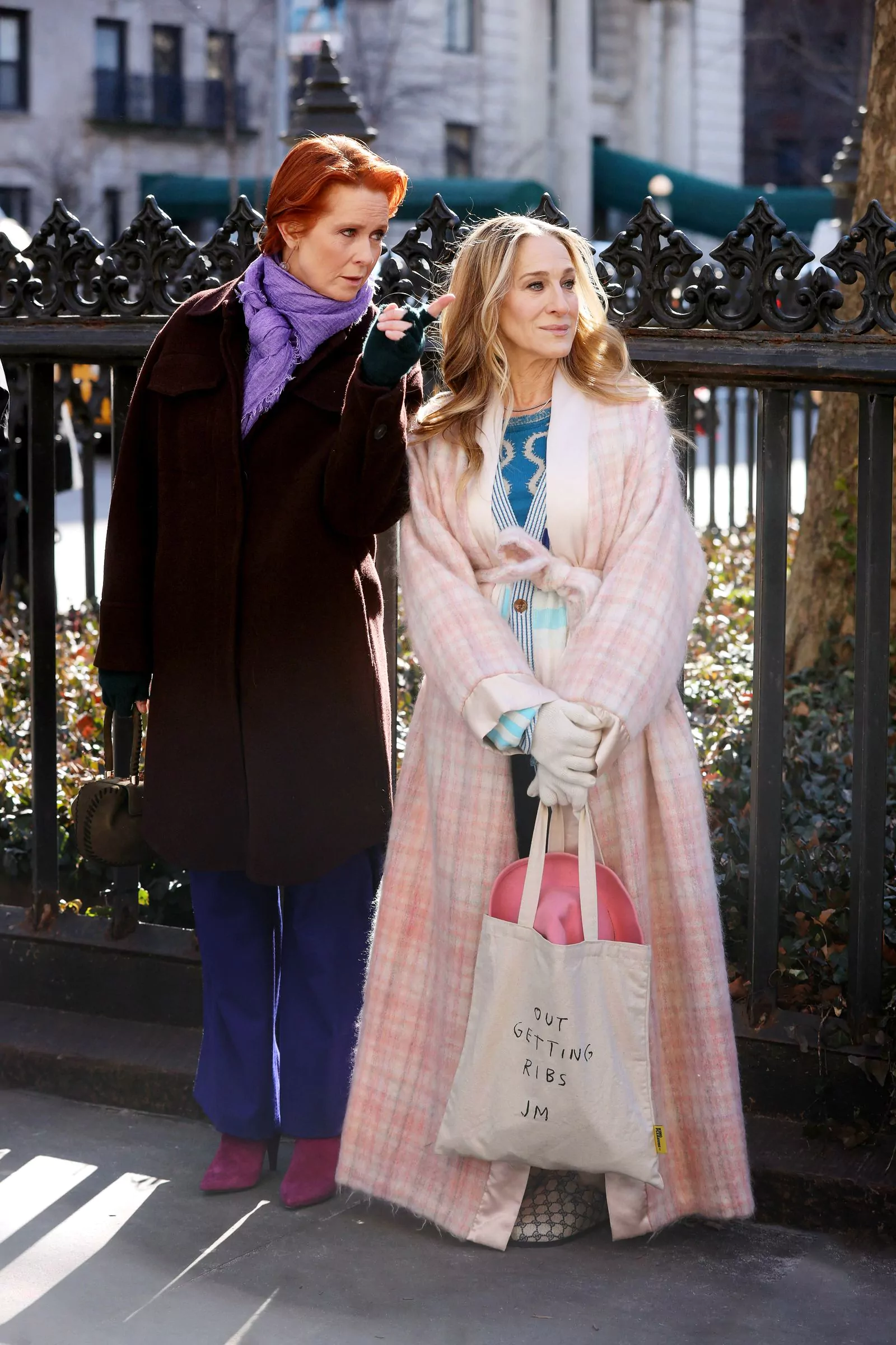 Синтия Никсон и Сара Джессика Паркер на съемках сериала «И просто так» в Нью-Йорке, 2 февраля 2023 г.
