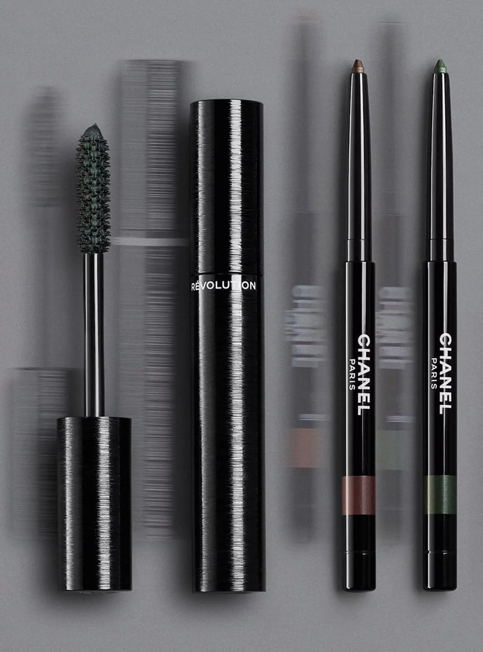 Chanel, тушь для экстремального объема ресниц с 3D щеточкой Le Volume Révolution De Chanel, оттенок 17 Jungle Green изумрудно-зеленый; водостойкий карандаш для глаз Stylo Yeux Waterproof, оттенки: 943 Brun Agapé насыщенный бронзовый, 948 Jungle Green цвет листвы Chanel Le Volume Révolution De Chanel, оттенок 17 Jungle Green, Stylo Yeux Waterproof, оттенки: 943 Brun Agapé, 948 Jungle Green