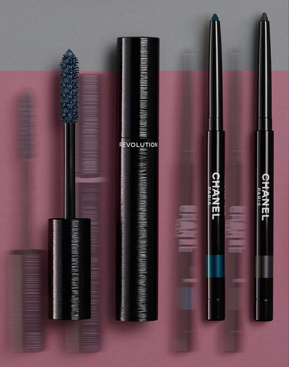 Chanel, тушь для экстремального объема ресниц с 3D щеточкой Le Volume R?volution De Chanel, оттенок 37 Intense Teal выразительный цвет морской волны; водостойкий карандаш для глаз Stylo Yeux Waterproof, оттенки: 946 Intense Teal иссиня-зеленый, 10 ?b?ne антрацитовый (новая версия) Chanel Le Volume Révolution De Chanel, оттенок 37 Intense Teal, Stylo Yeux Waterproof, оттенки: 946 Intense Teal, 10 Ébène