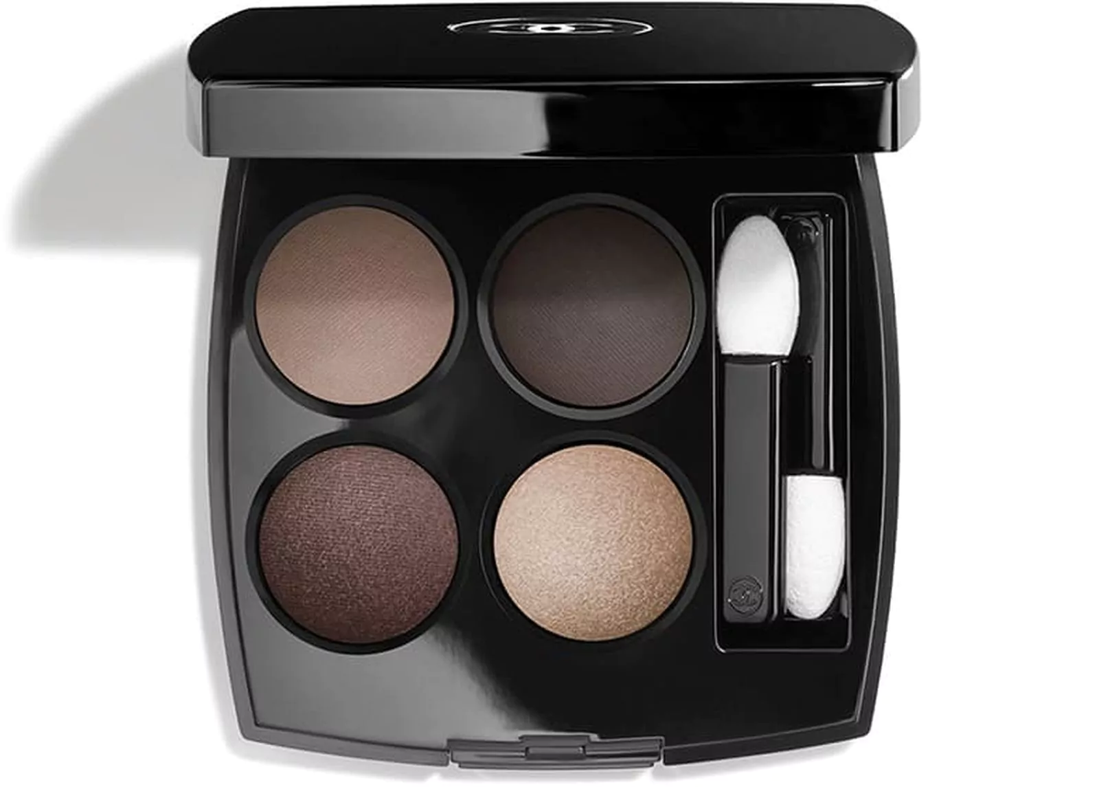 Chanel, палитра теней для век Les 4 Ombres, оттенок 322 Blurry Grey: матовый серо-бежевый; темно-серый; темно-лиловый; пыльная платина Chanel палитра теней для век Les 4 Ombres, оттенок 322 Blurry Grey