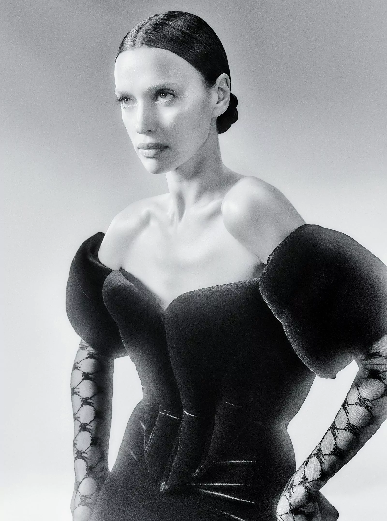 Ирина Шейк в объективе Елизаветы Породиной для февральского Vogue UK 2023, фото 2