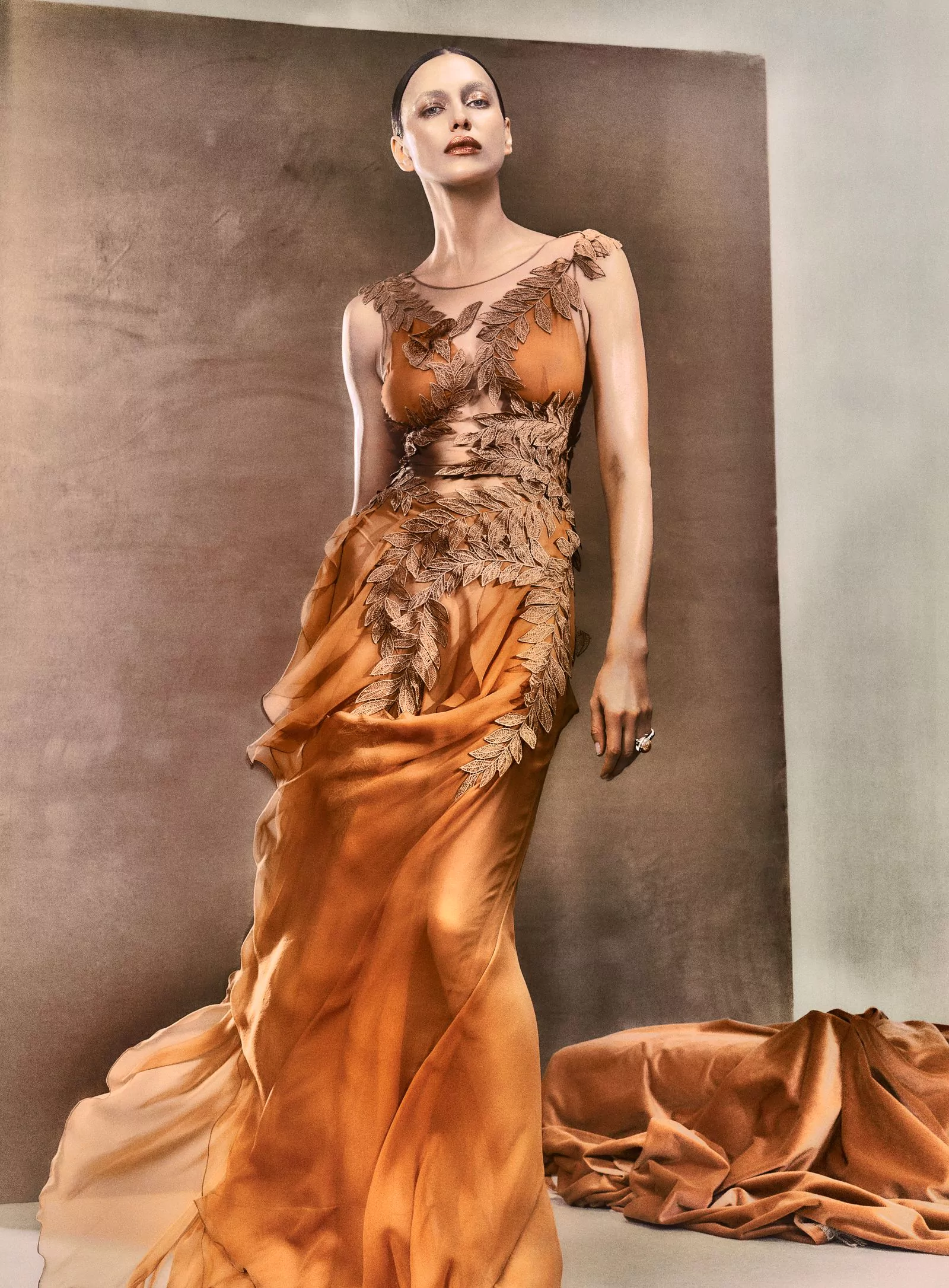 Ирина Шейк в объективе Елизаветы Породиной для февральского Vogue UK 2023, фото 4