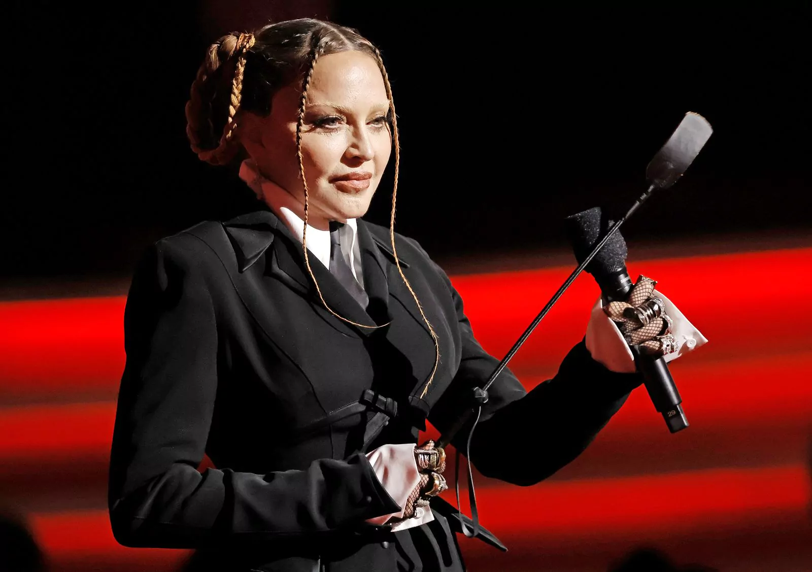 Мадонна на церемонии вручения премии «Грэмми» 2023 в Лос-Анджелесе, 5 февраля 2023 г., фото 3