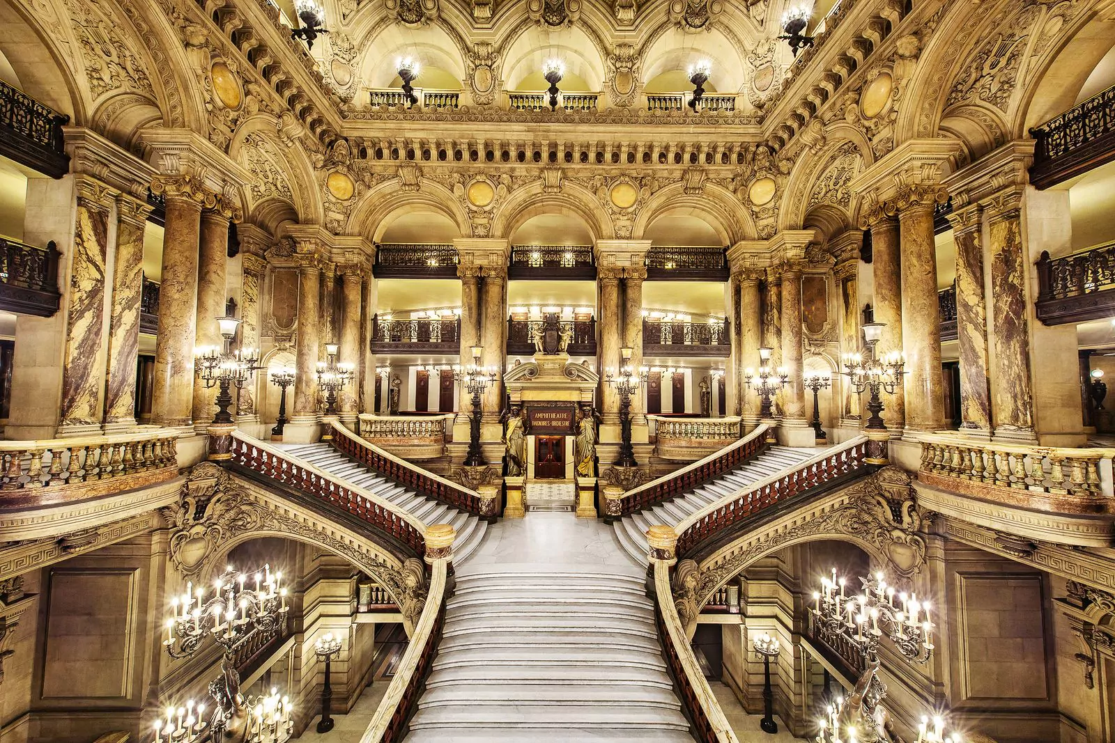 Парадная лестница в оперном дворце Гарнье