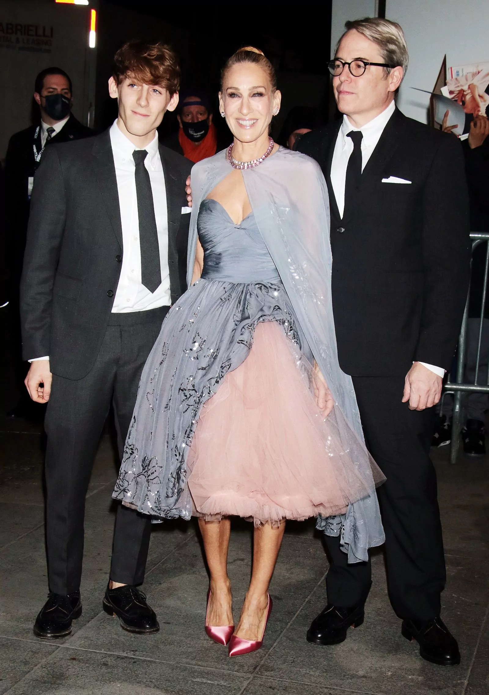 Сара Джессика Паркер с сыном Джеймсом Бродериком и мужем Мэттью Бродериком на премьере сериала «И просто так» в Нью-Йорке, 8 декабря 2021 г.