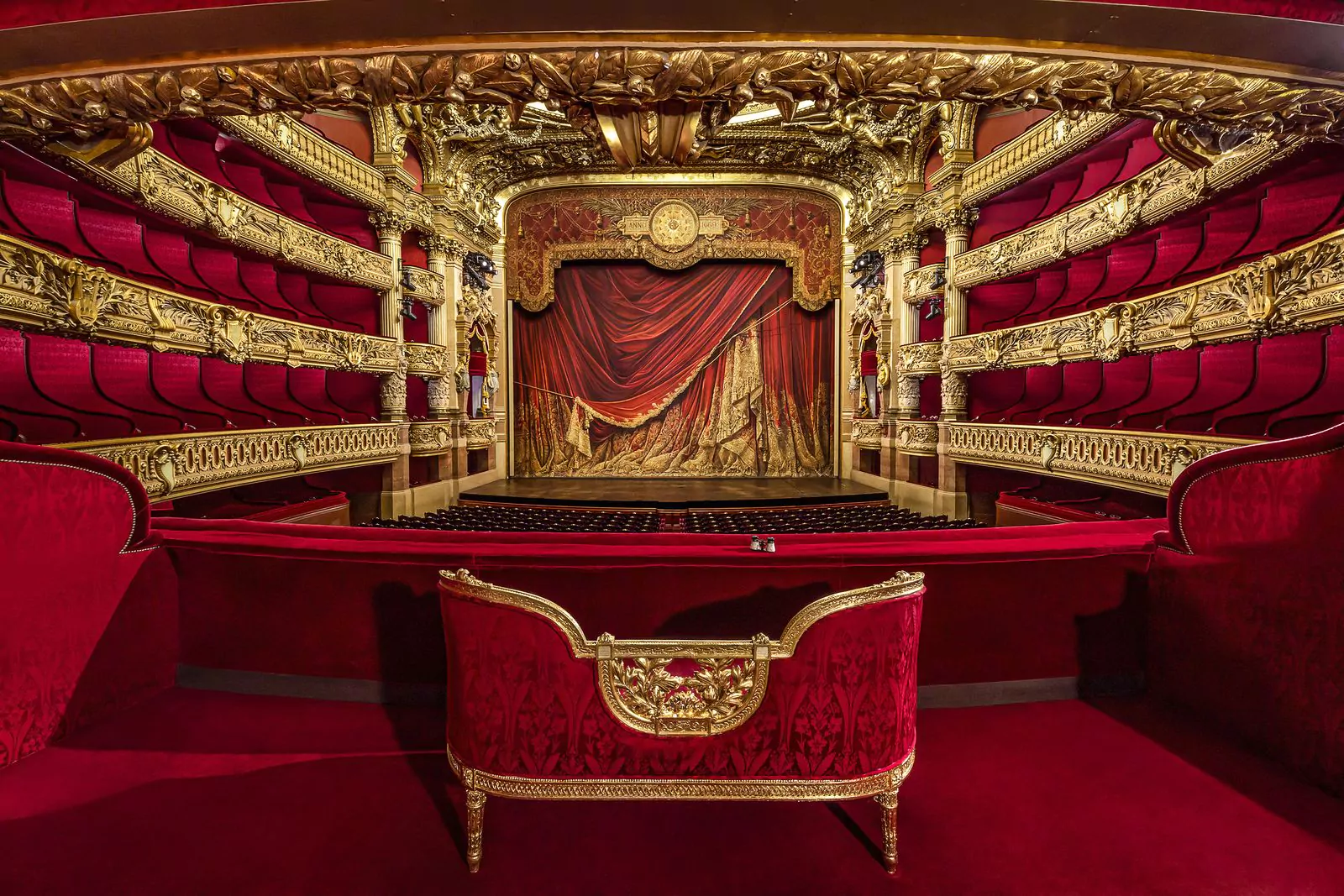 Театр в оперном дворце Гарнье