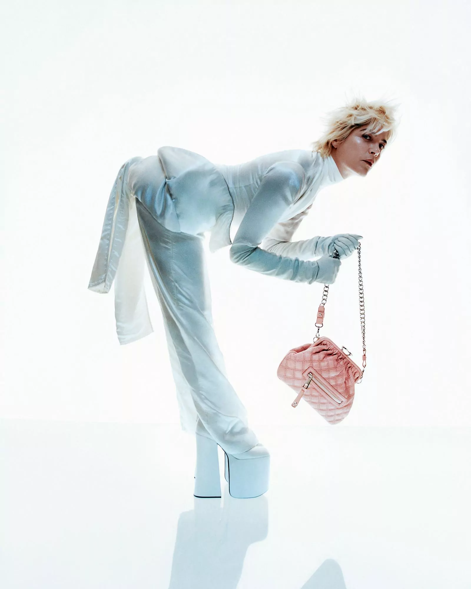 Сельма Блэр в рекламной кампании сумки Stam от Marc Jacobs, 8 марта 2023 г., фото 2