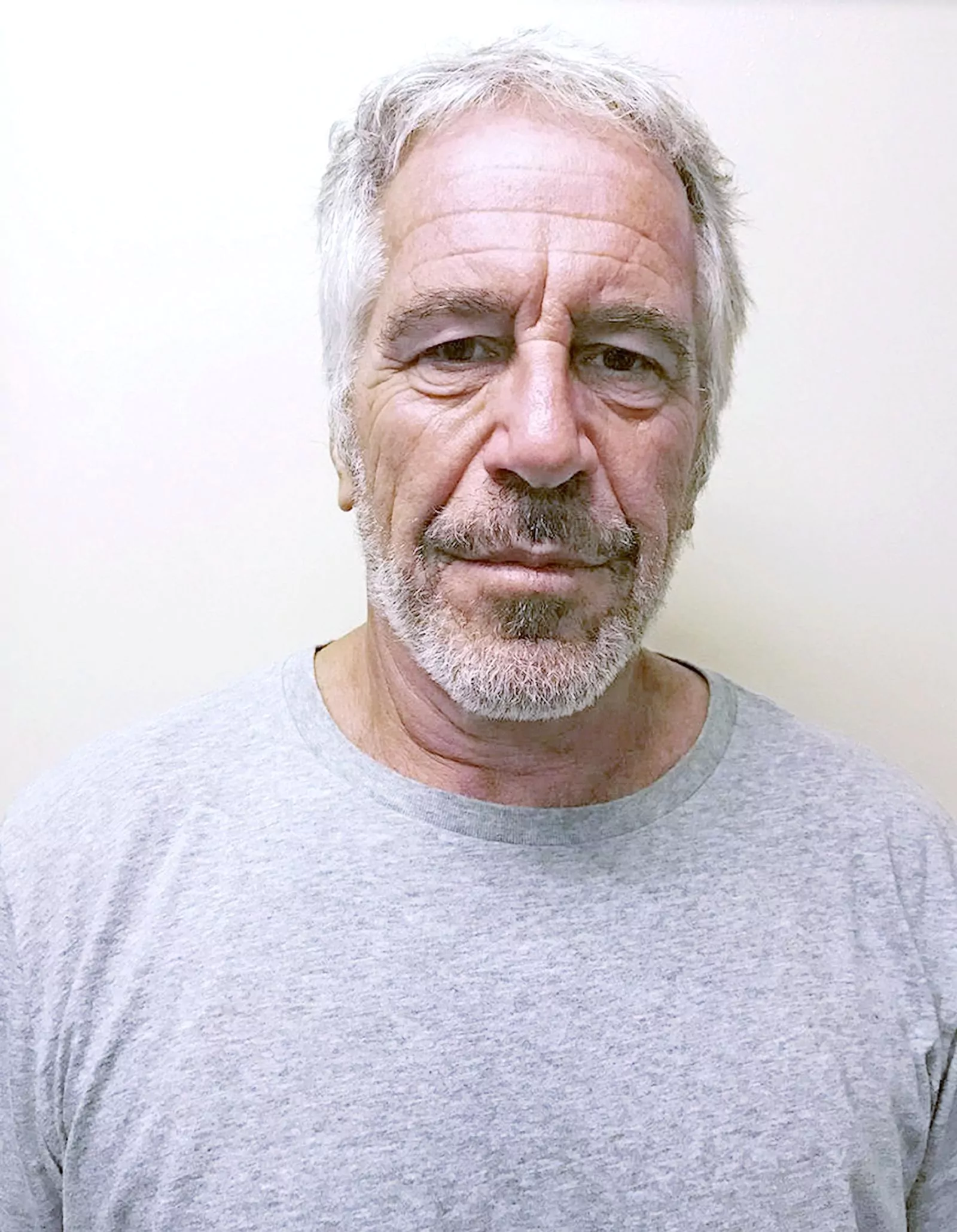 Джеффри Эпштейн был найден мертвым в своей камере в исправительном центре Метрополитен в Нью-Йорке в 2019 году