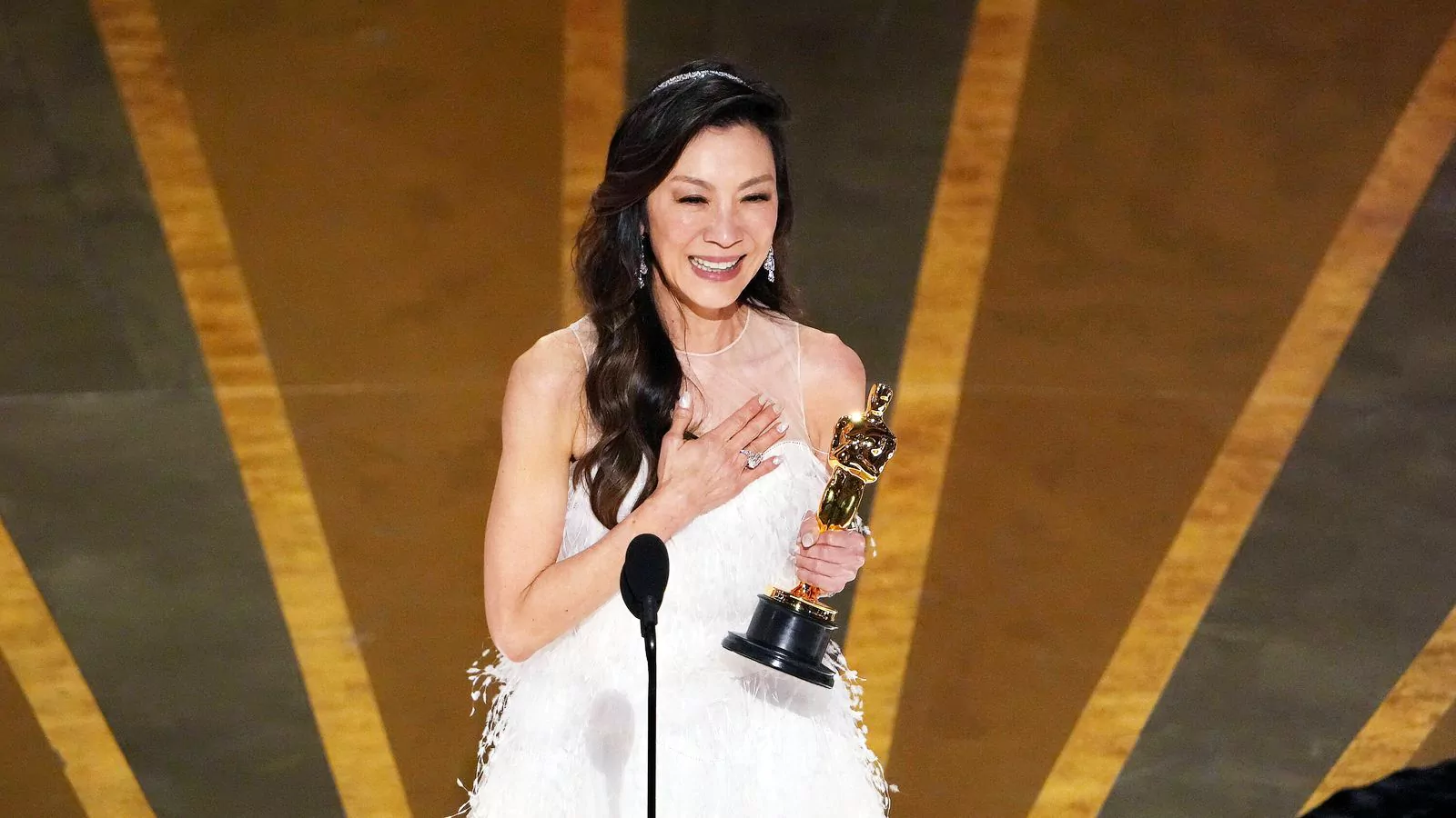 Мишель Йео принимает награду «Лучшая актриса» на церемонии вручения премии «Оскар», 12 марта 2023 г.