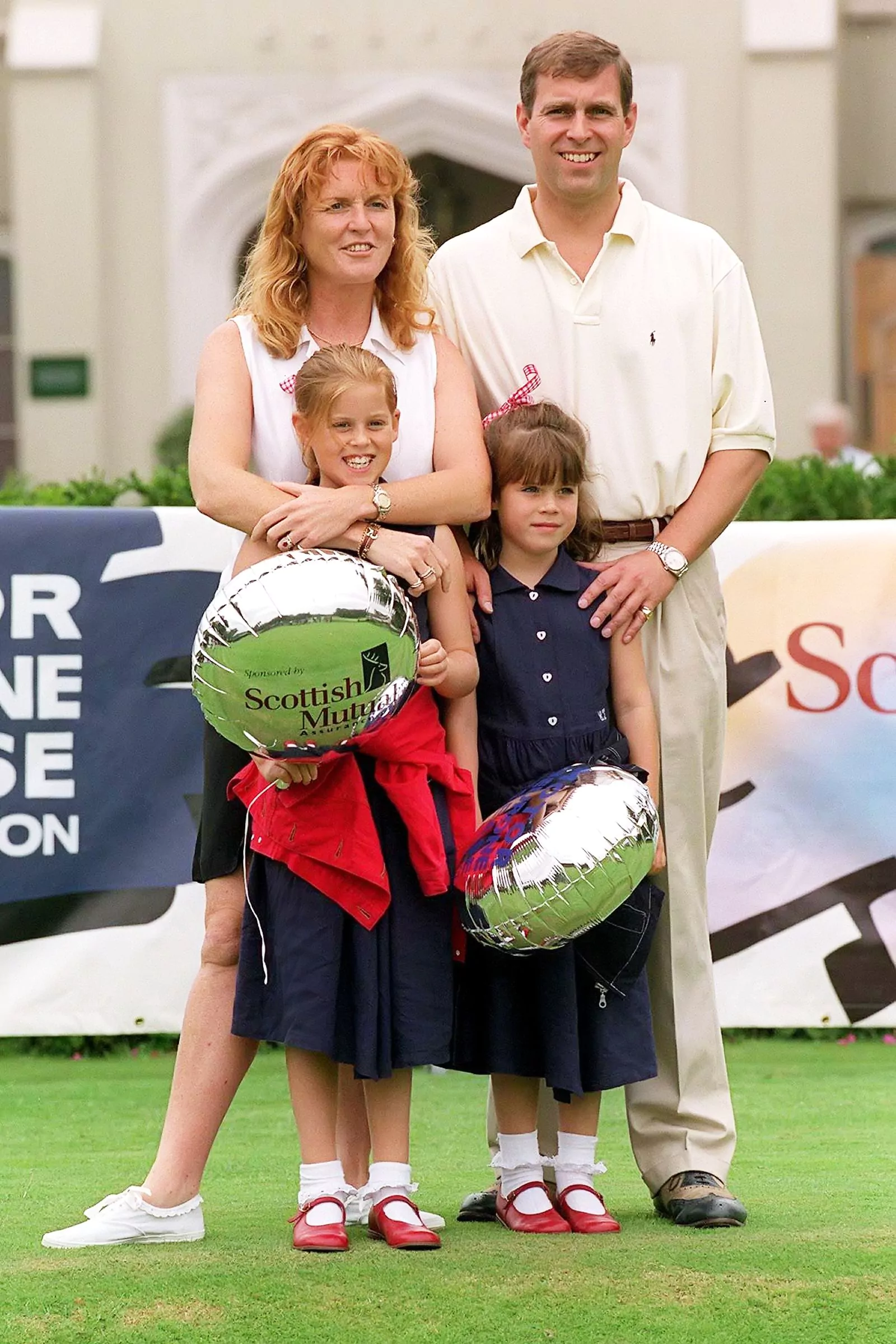 Принц Эндрю и Сара Фергюсон с дочерьми Беатрисой Йоркской и Евгенией Йоркской, 1996 г.
