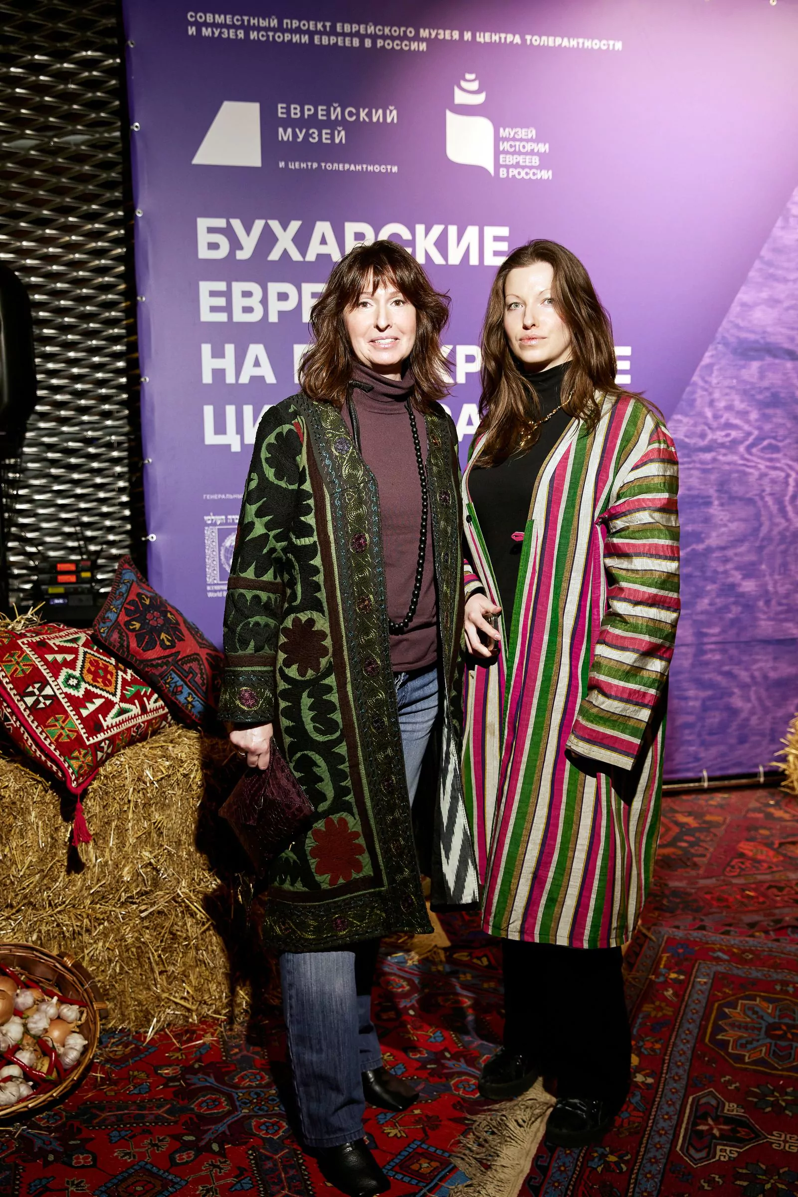 Марина Бусел с дочерью Марией на открытии выставки «Бухарские евреи: на перекрестке цивилизаций», 2 марта 2023 г.