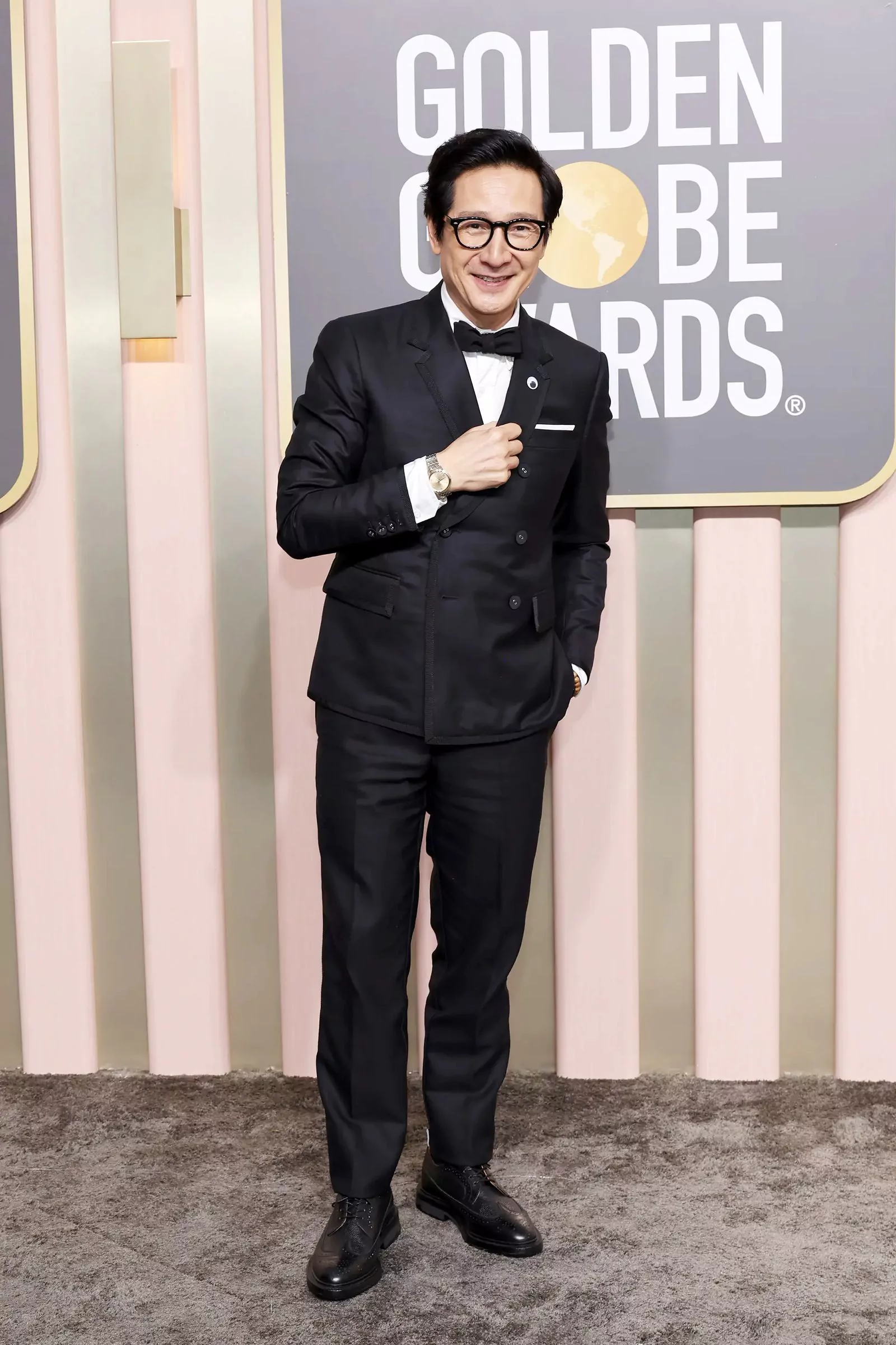 Актер Джонатан Ке Кван на 80-й церемонии вручения премии Golden Globe Awards 2023 в Беверли-Хиллз, 10 января 2023 г., фото 3
