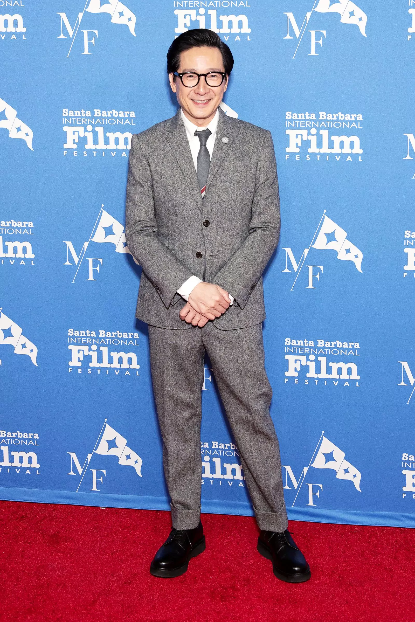 Актер Джонатан Ке Кван в Thom Browne на Международном кинофестивале в Санта-Барбаре, 18 февраля 2023 г.