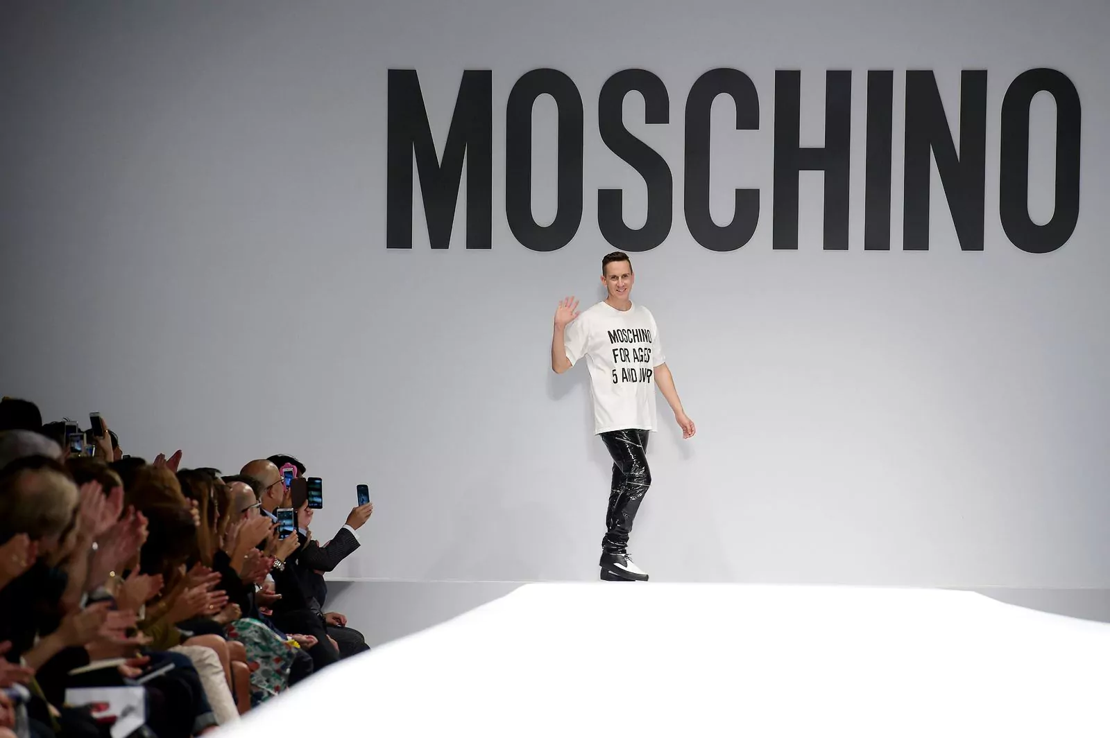 Джереми Скотт в финале шоу Moschino в рамках Недели моды в Милане, 18 сентября 2014 г.