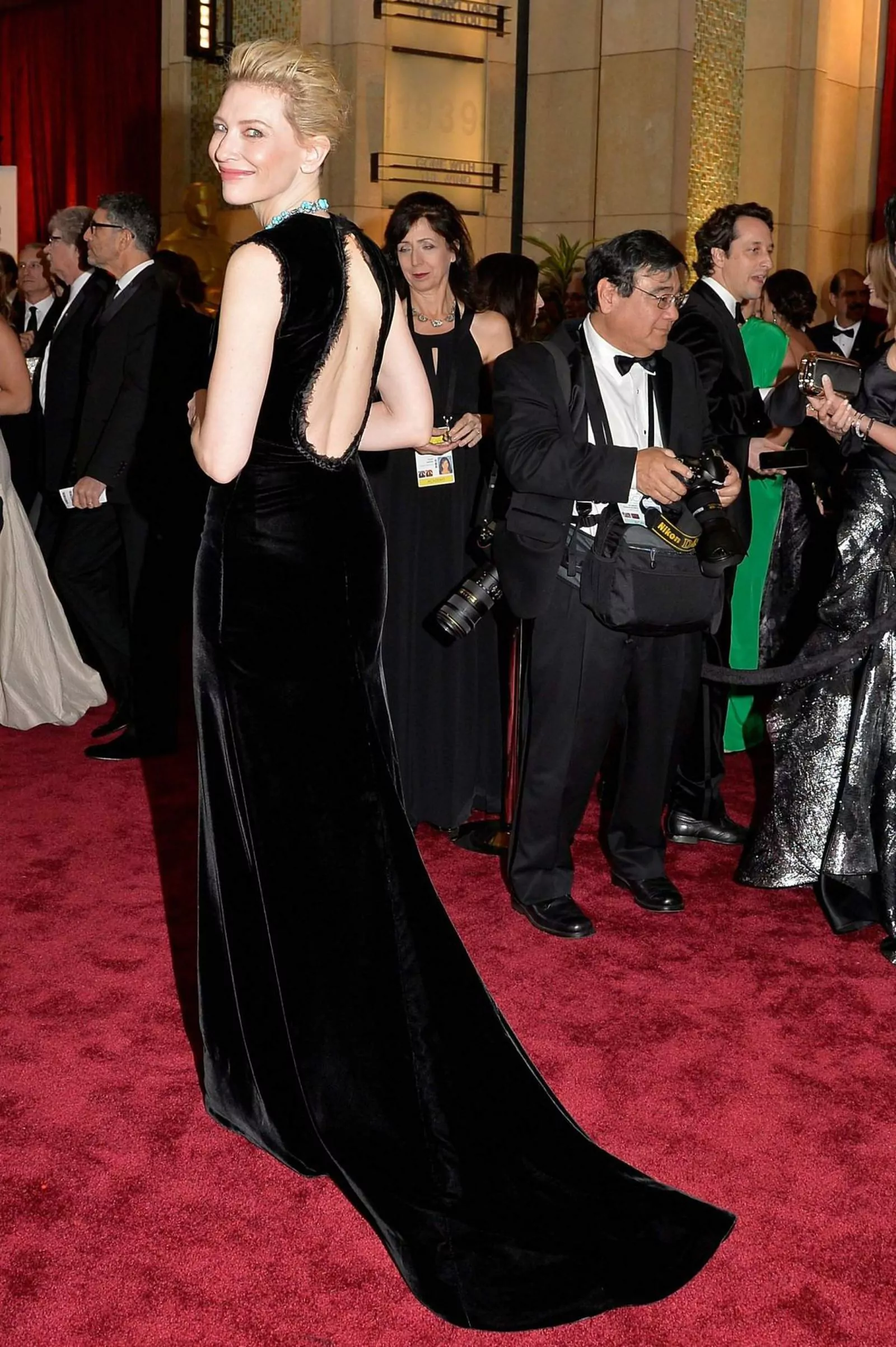 Кейт Бланшетт в John Galliano for Maison Martin Margiela на красной дорожке церемонии «Оскар», 2015 г., фото 3