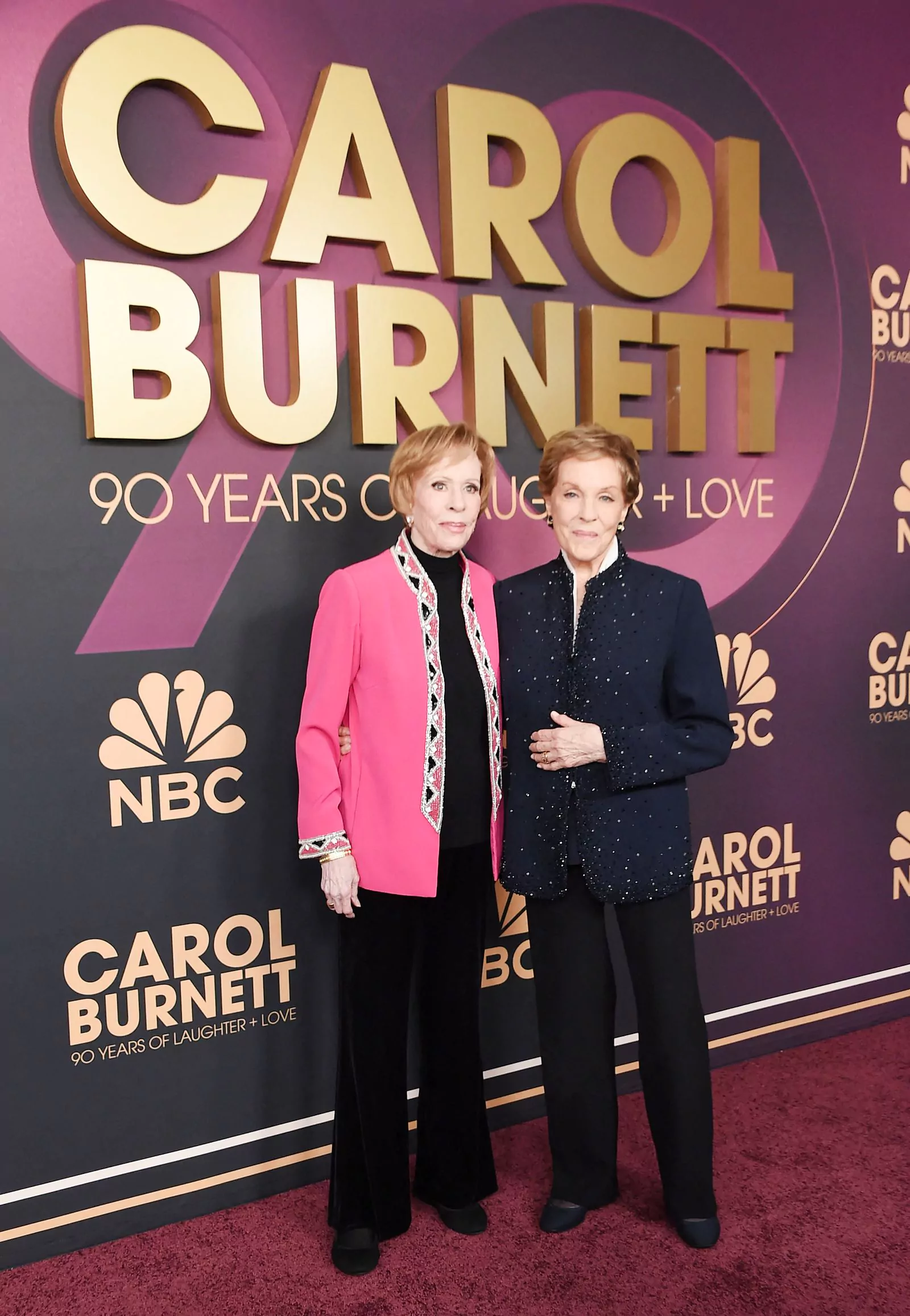 Кэрол Бернетт и Джули Эндрюс на красной дорожке вечера в честь 90-летия Кэрол Бернетт в Голливуде, 2 марта 2023 г.