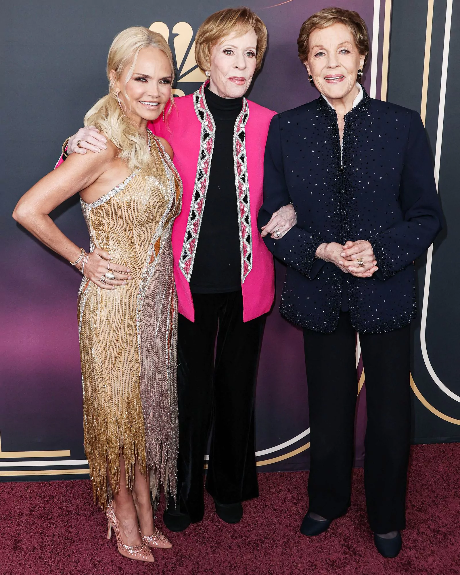 Кристин Ченоуэт, Кэрол Бернетт и Джули Эндрюс на красной дорожке вечера в честь 90-летия Кэрол Бернетт в Голливуде, 2 марта 2023 г.