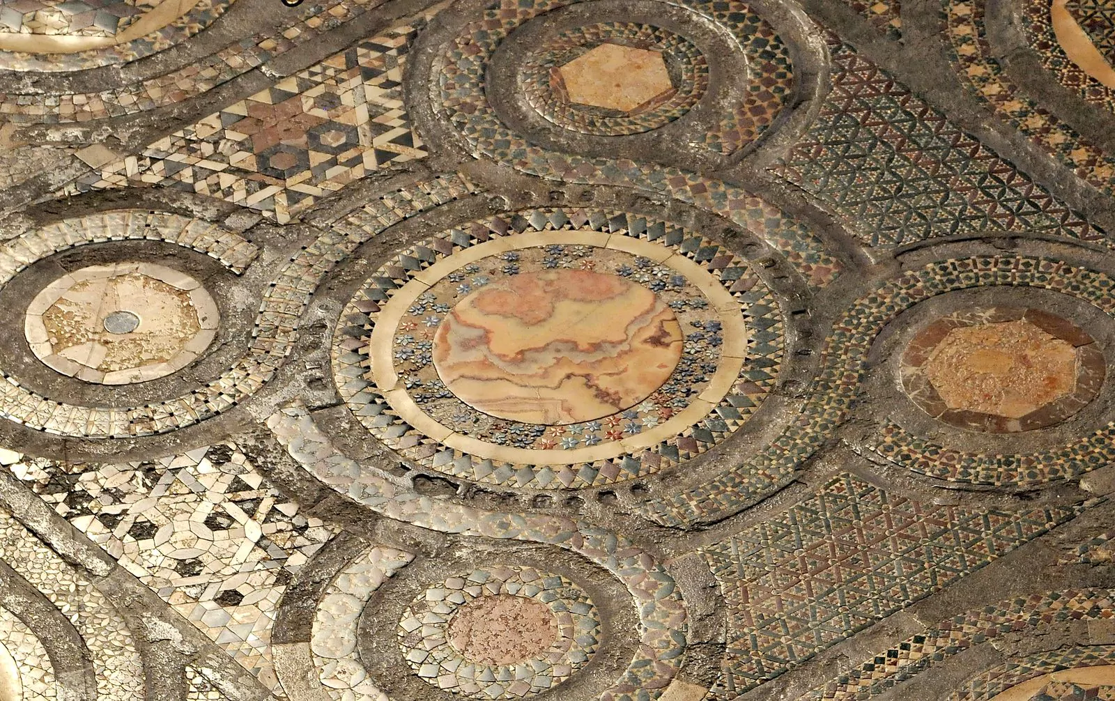 Нефритовый фрагмент мозаичного пола Космати в Вестминстерском аббатстве